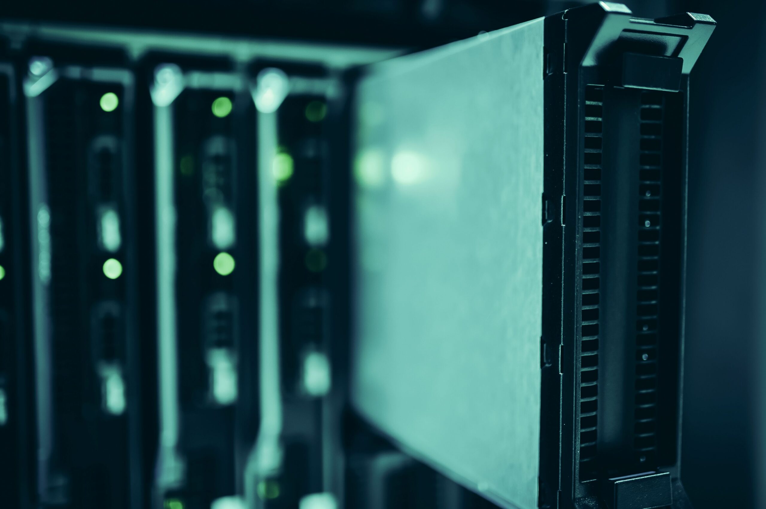 Primer plano de racks de servidores en un centro de datos, representando infraestructura HPC