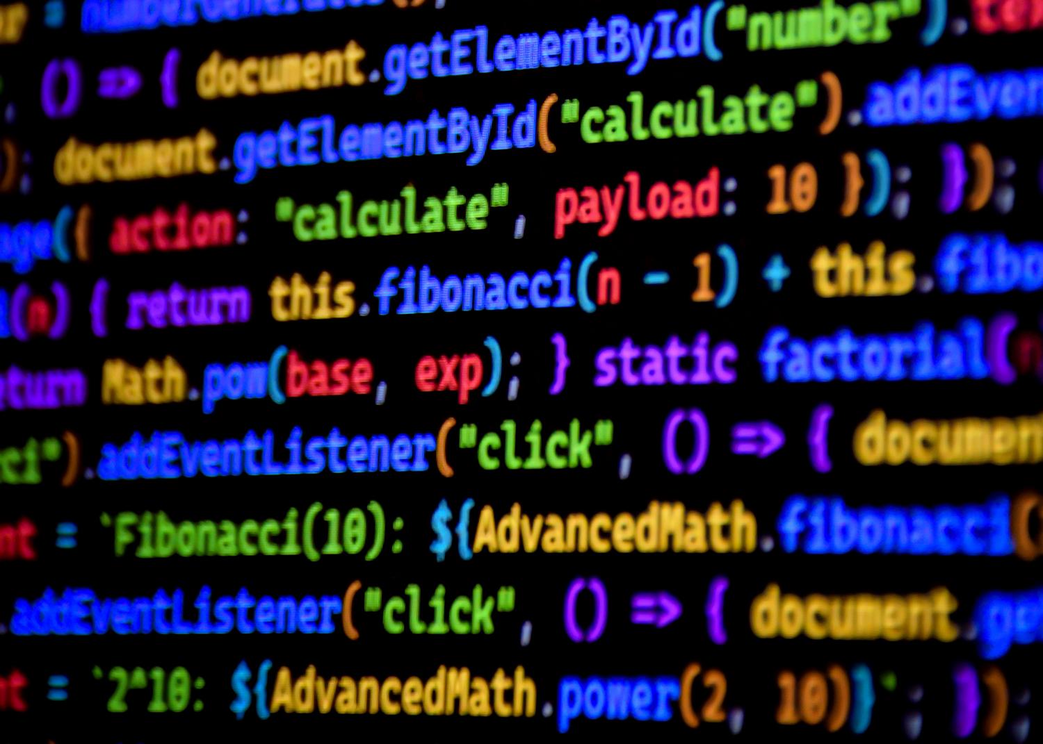 Código de programación colorido en un monitor, ilustrando la capacidad de ChatGPT para generar y depurar código.