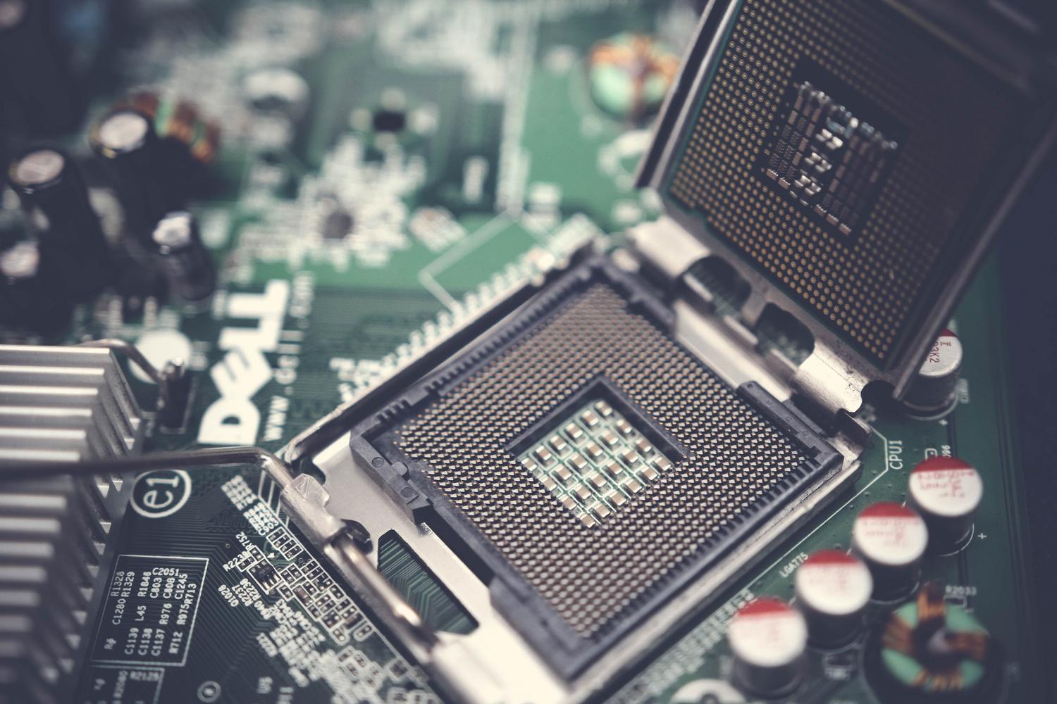 Zócalo de la CPU en una placa base, detalle de hardware donde se realizan los ajustes de voltaje. Zócalo de la CPU en una placa base, detalle de hardware donde se realizan los ajustes de voltaje.