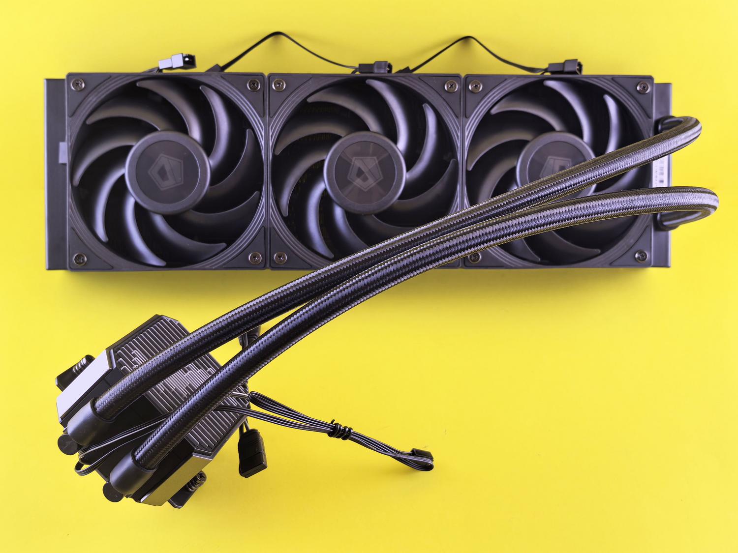 Sistema de refrigeración para CPU con ventiladores de alto rendimiento para ilustrar el control de temperaturas. Sistema de refrigeración para CPU con ventiladores de alto rendimiento para ilustrar el control de temperaturas.