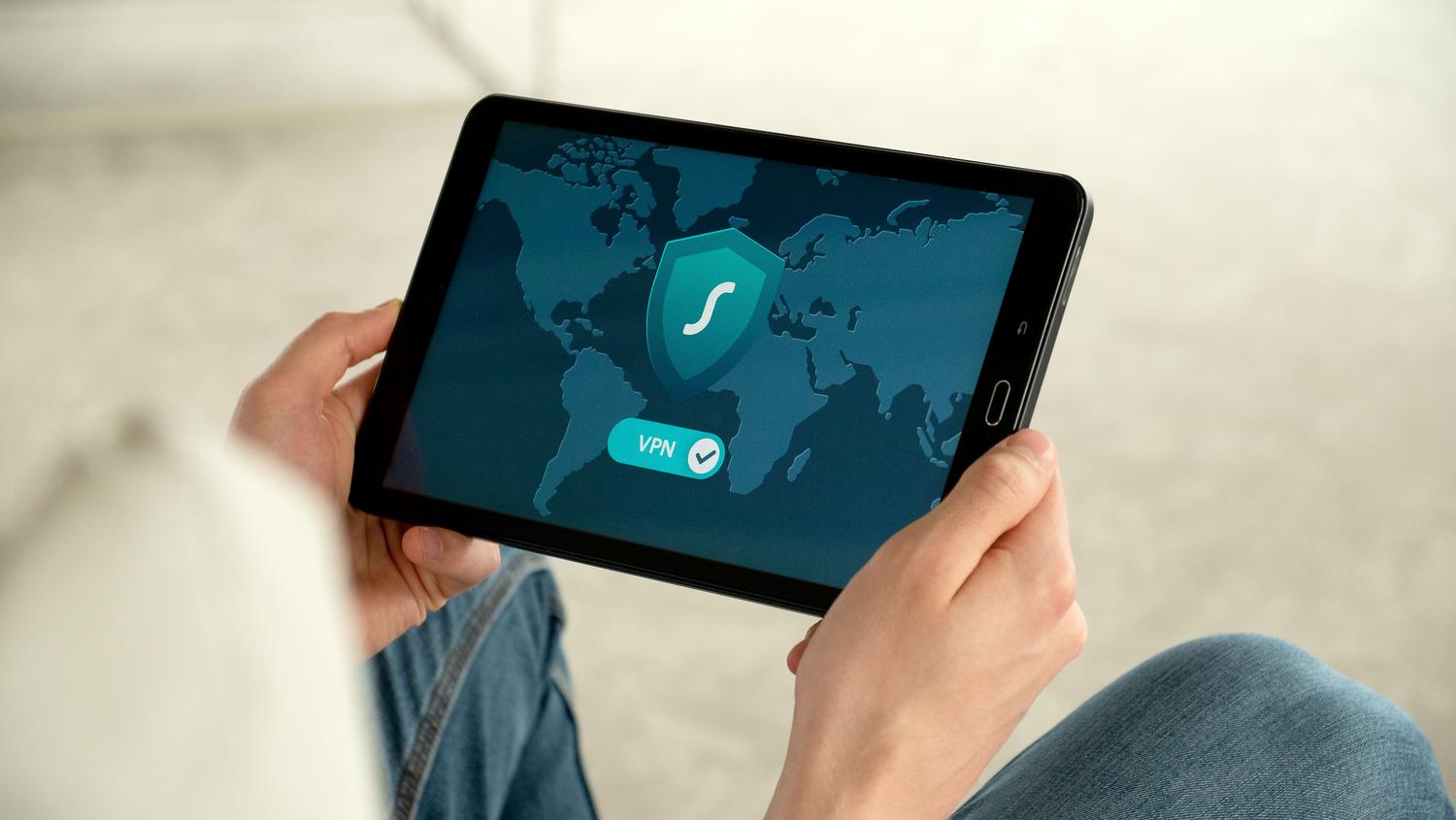 Persona utilizando una tablet con una conexión VPN, ilustrando la falsa sensación de anonimato en la red.
