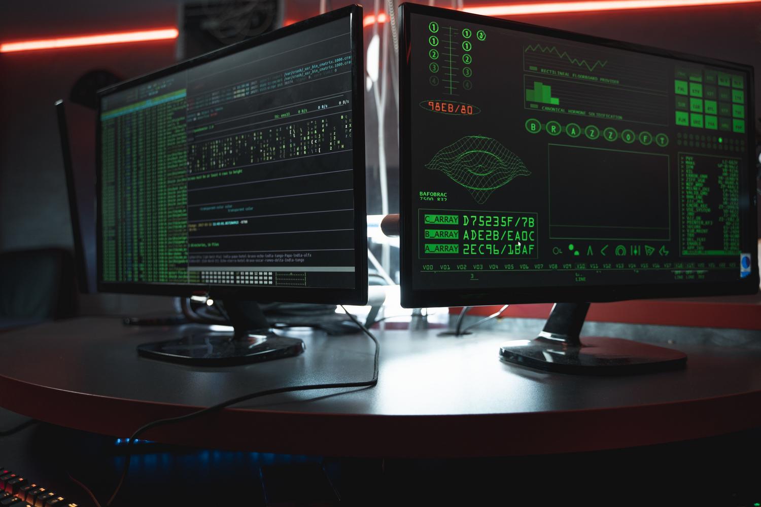 Pantallas de ordenador con interfaces de código, simbolizando la telemetría y el funcionamiento interno del sistema operativo.