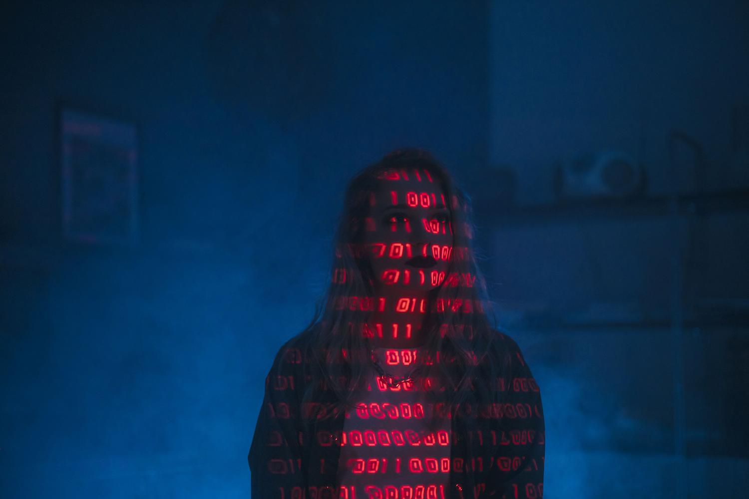 Silueta misteriosa con código binario rojo proyectado, simbolizando el rastreo persistente y silencioso del identificador GDID.