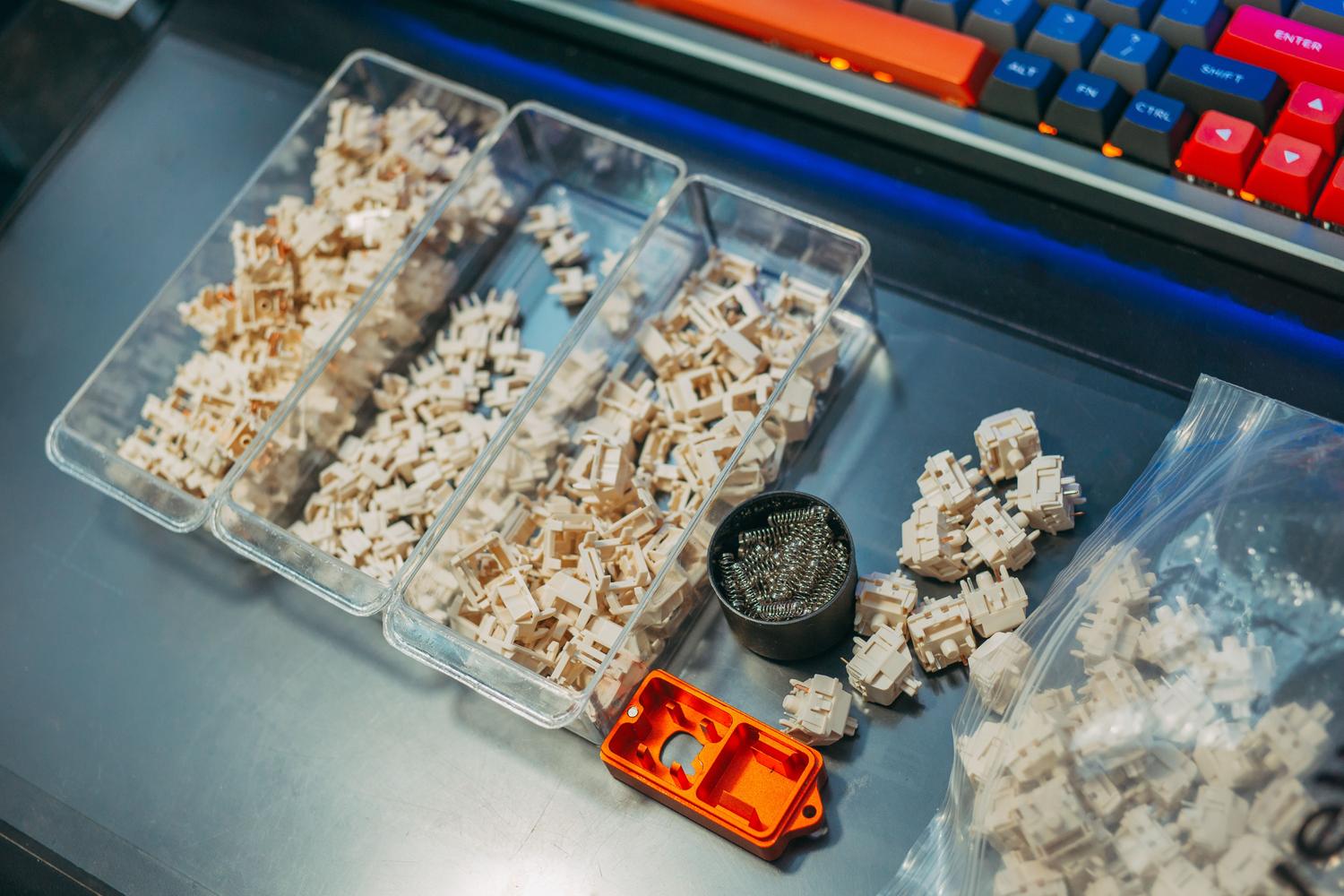 Componentes de switches mecánicos organizados en contenedores para el montaje y lubricación de un teclado. Componentes de switches mecánicos organizados en contenedores para el montaje y lubricación de un teclado.