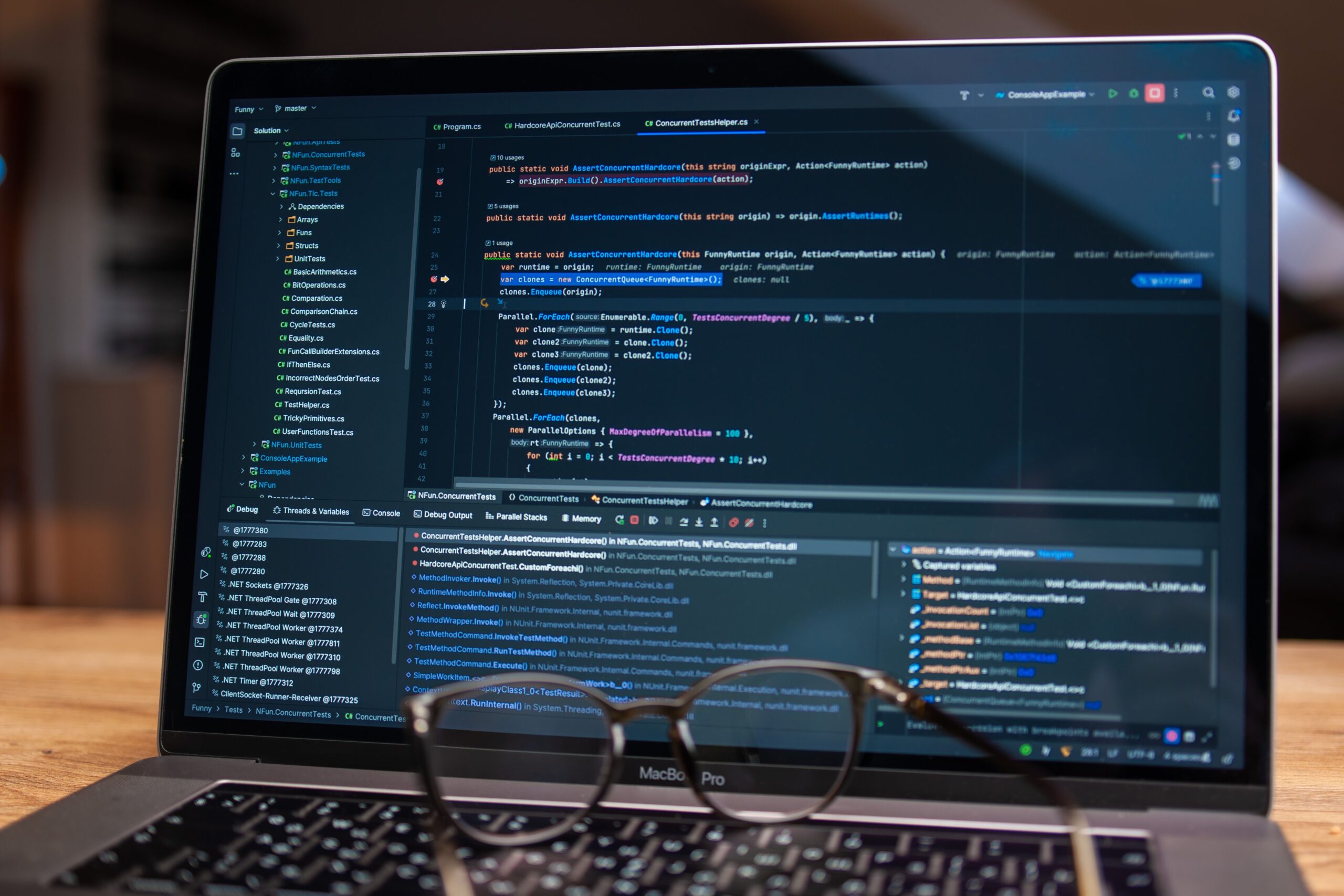 Pantalla de portátil mostrando software de depuración y código, ideal para ilustrar los métodos avanzados de ADB y Linux.