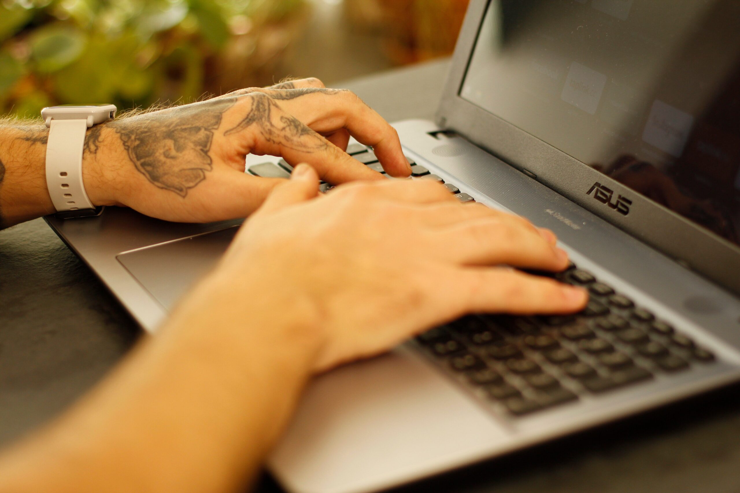 Primer plano de manos escribiendo en el teclado de un portátil, representando el proceso de configuración e instalación de APKs.
