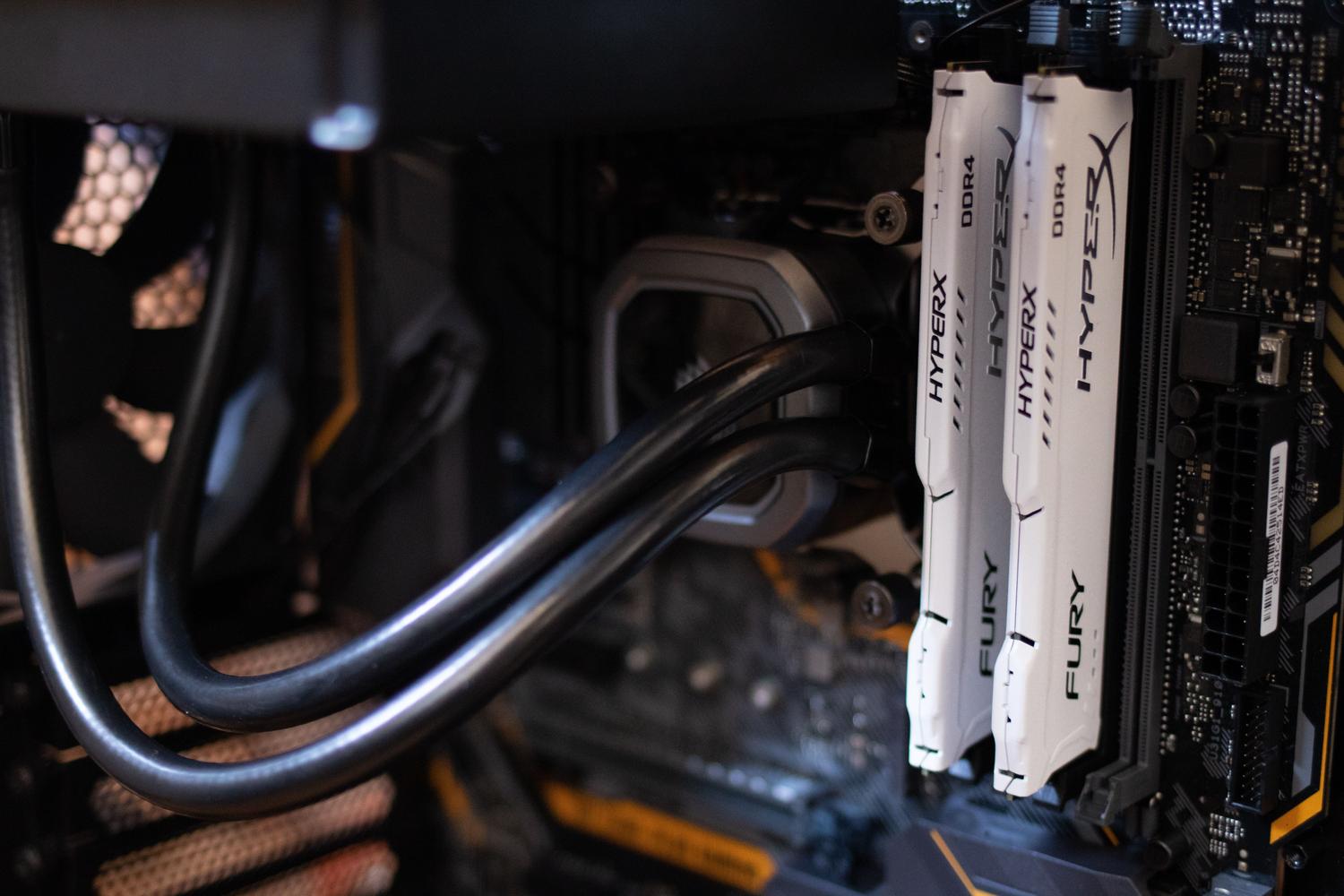 Detalle técnico de componentes internos de un ordenador, como la memoria RAM y cableado, representando la infraestructura de hardware necesaria.