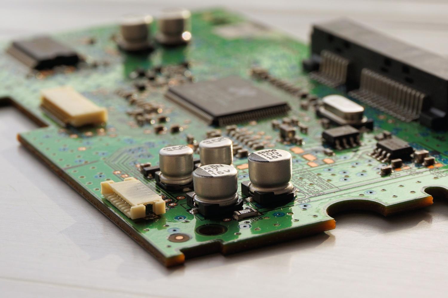 Detalle de una placa de circuito electrónico verde que representa el hardware del servidor Home Assistant.