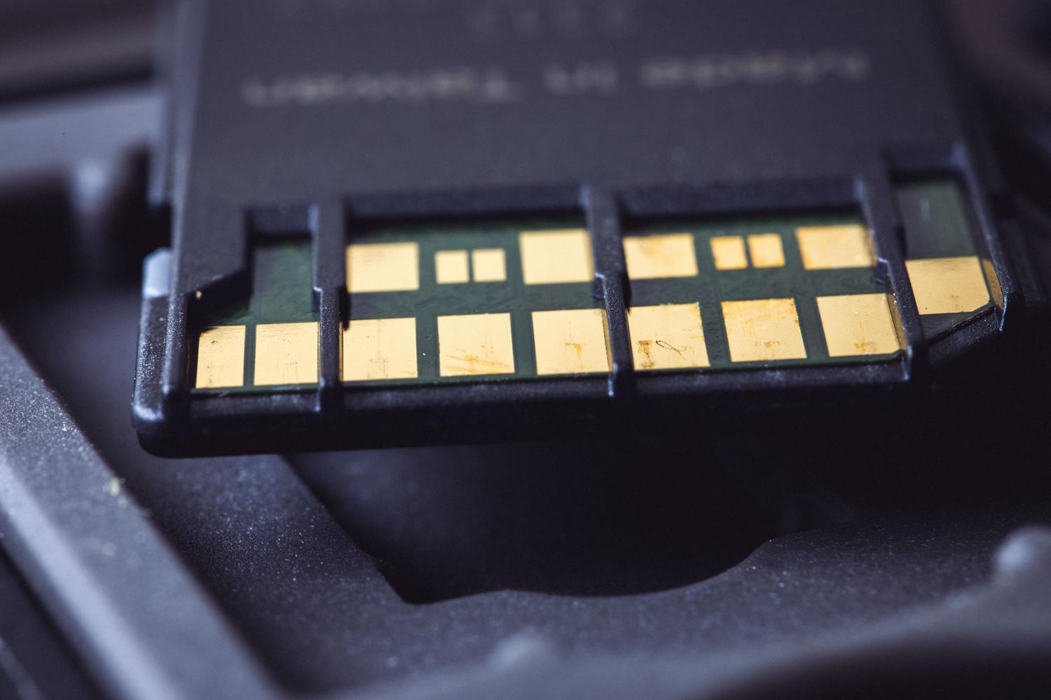 Fotografía macro de los pines de una tarjeta MicroSD, componente esencial para el almacenamiento del sistema.