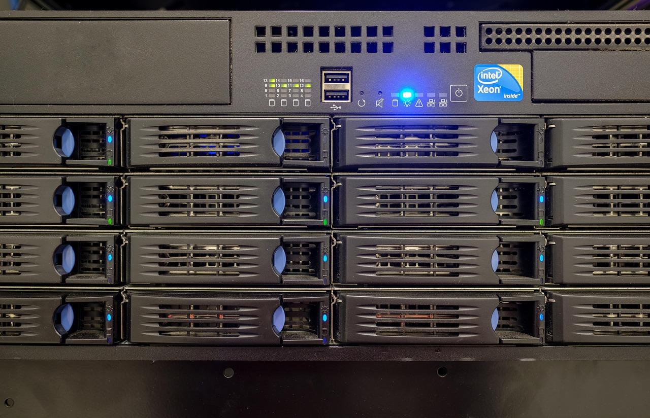 Panel frontal de un servidor con múltiples bahías de discos duros para almacenamiento masivo de medios.