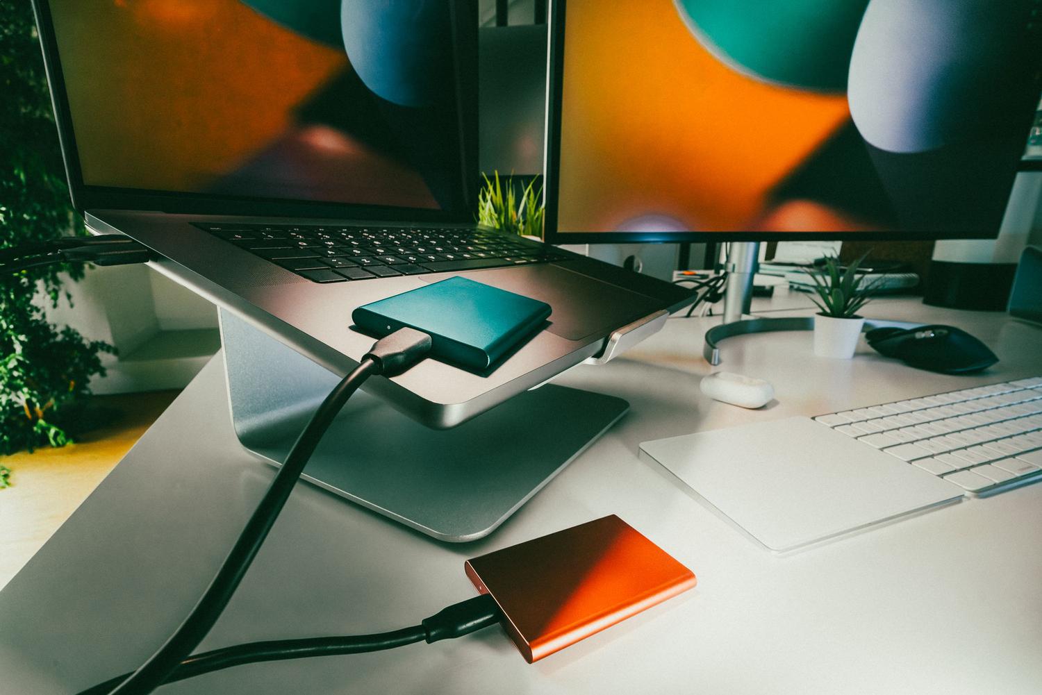 Configuración de oficina en casa con portátil y unidades externas para almacenamiento y copia de seguridad de datos Configuración de oficina en casa con portátil y unidades externas para almacenamiento y copia de seguridad de datos