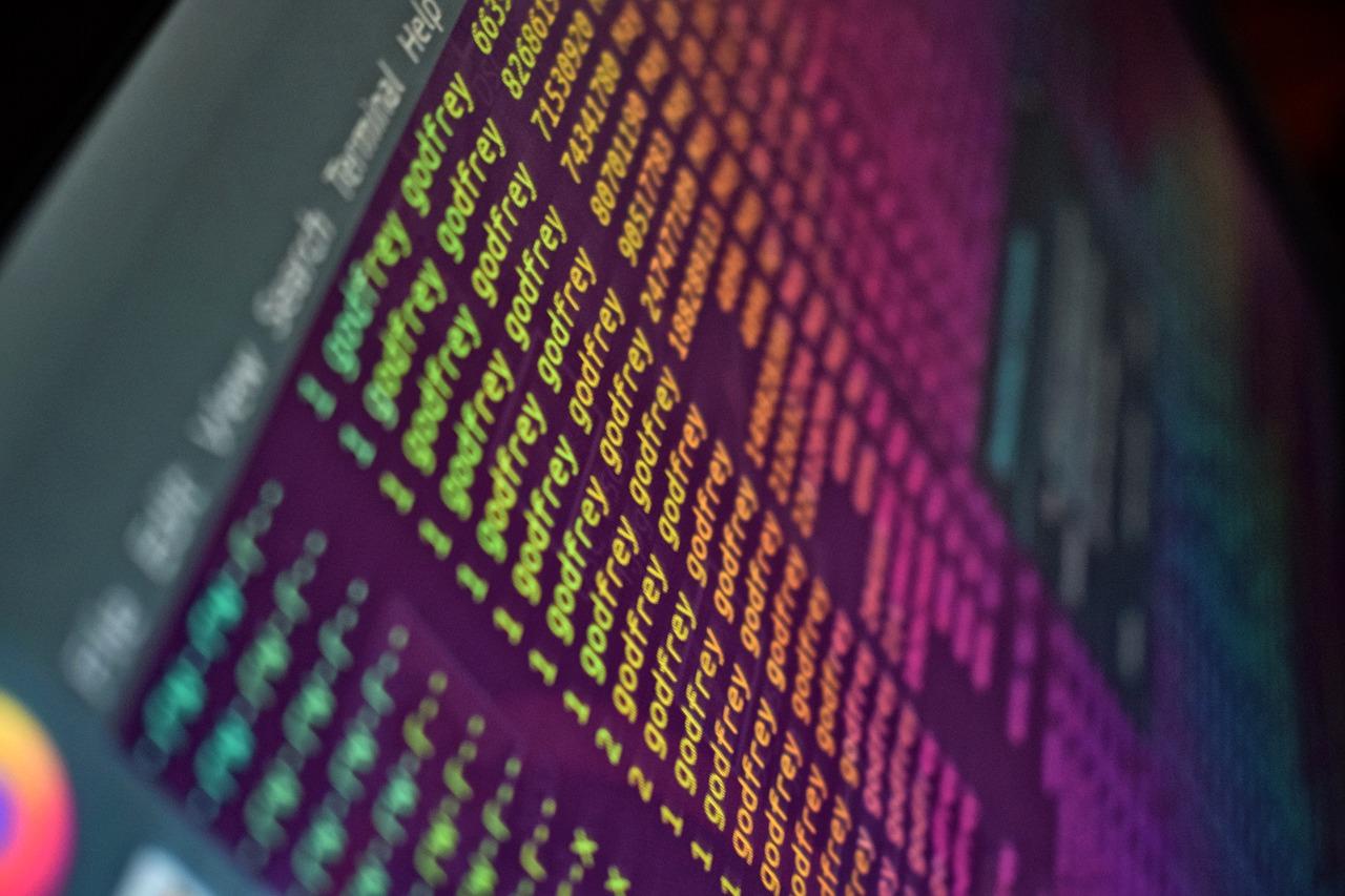 Vista de una consola de programación con código, simbolizando la gestión de paquetes mediante líneas de comandos.