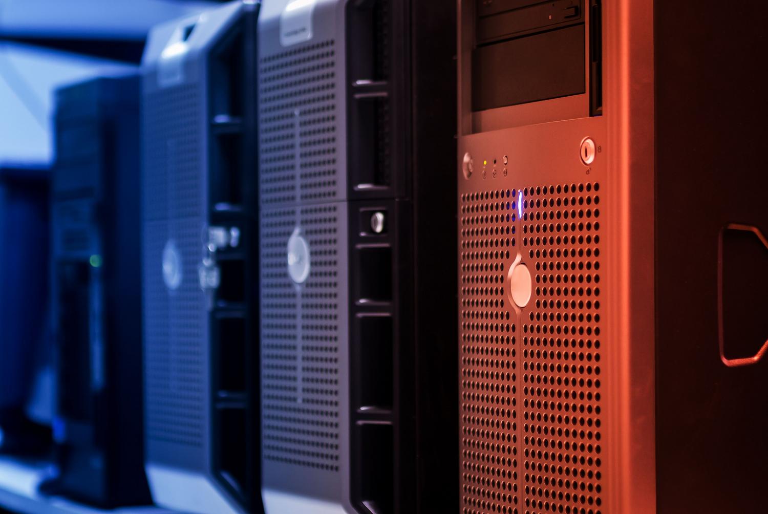 Servidores tipo torre en un entorno tecnológico, ideales para montar un servidor Nextcloud casero con hardware reciclado.