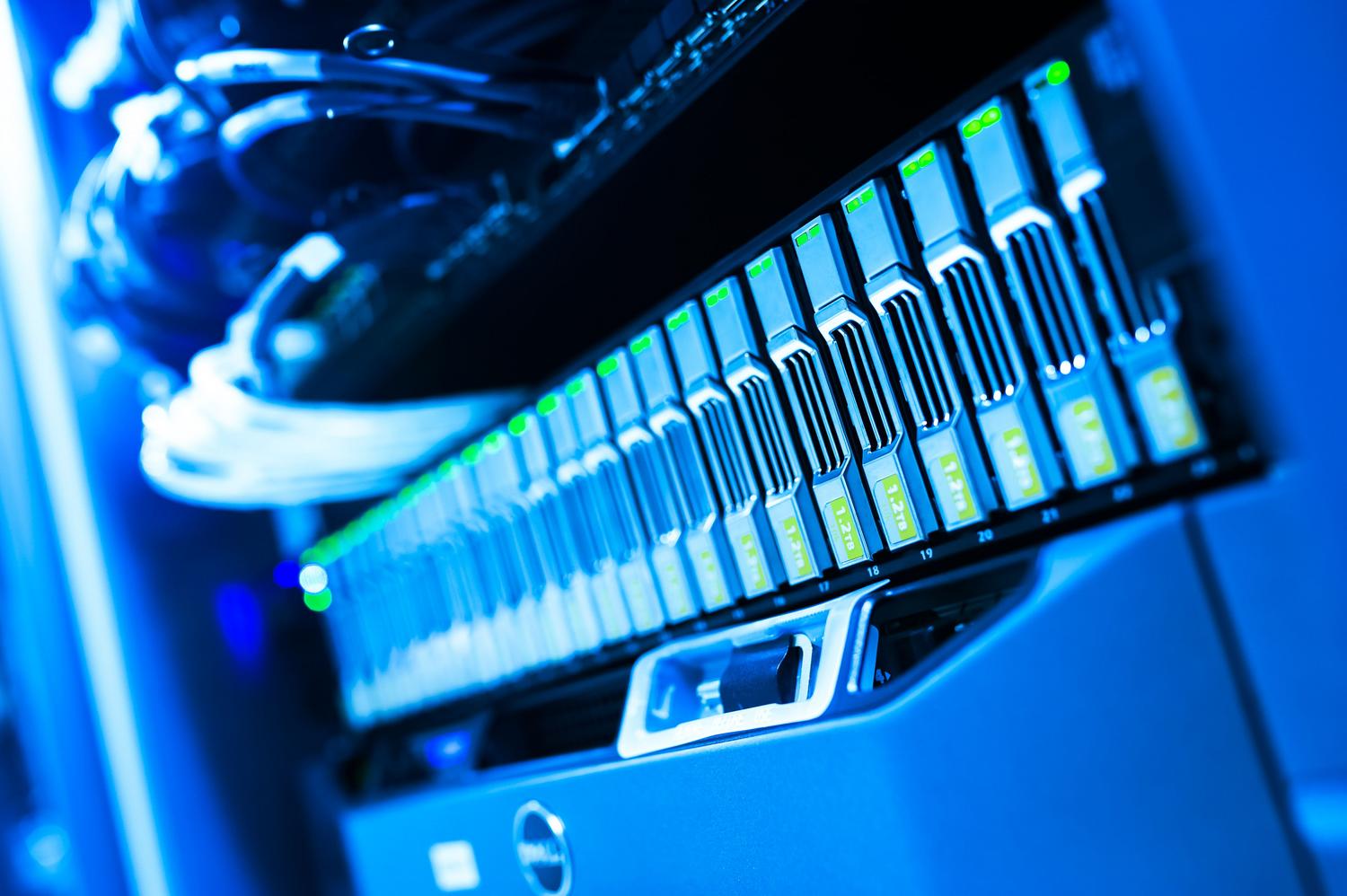 Vista detallada de un rack de servidores iluminado en azul, simbolizando el entorno de autoalojamiento y servidores NAS. Vista detallada de un rack de servidores iluminado en azul, simbolizando el entorno de autoalojamiento y servidores NAS.