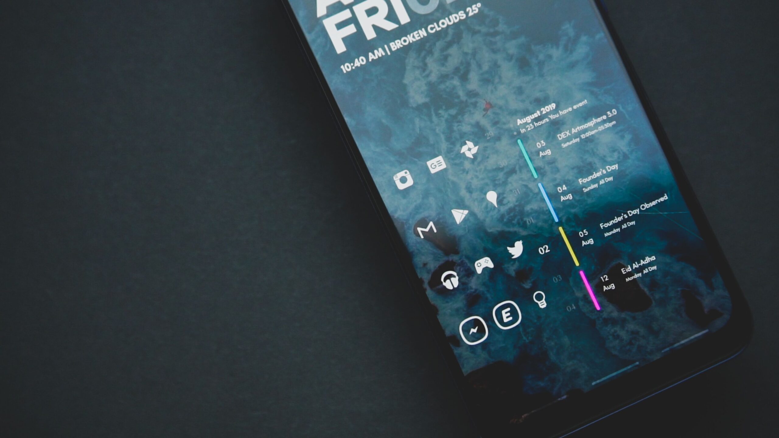 Detalle de un smartphone con una interfaz digital personalizada y moderna. Detalle de un smartphone con una interfaz digital personalizada y moderna.