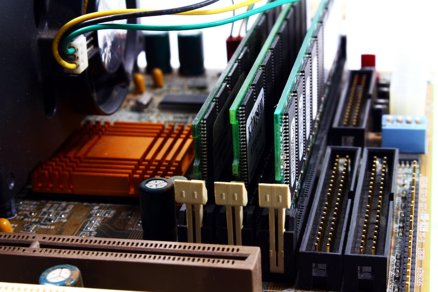 Vista de las ranuras de memoria RAM en una placa base de ordenador