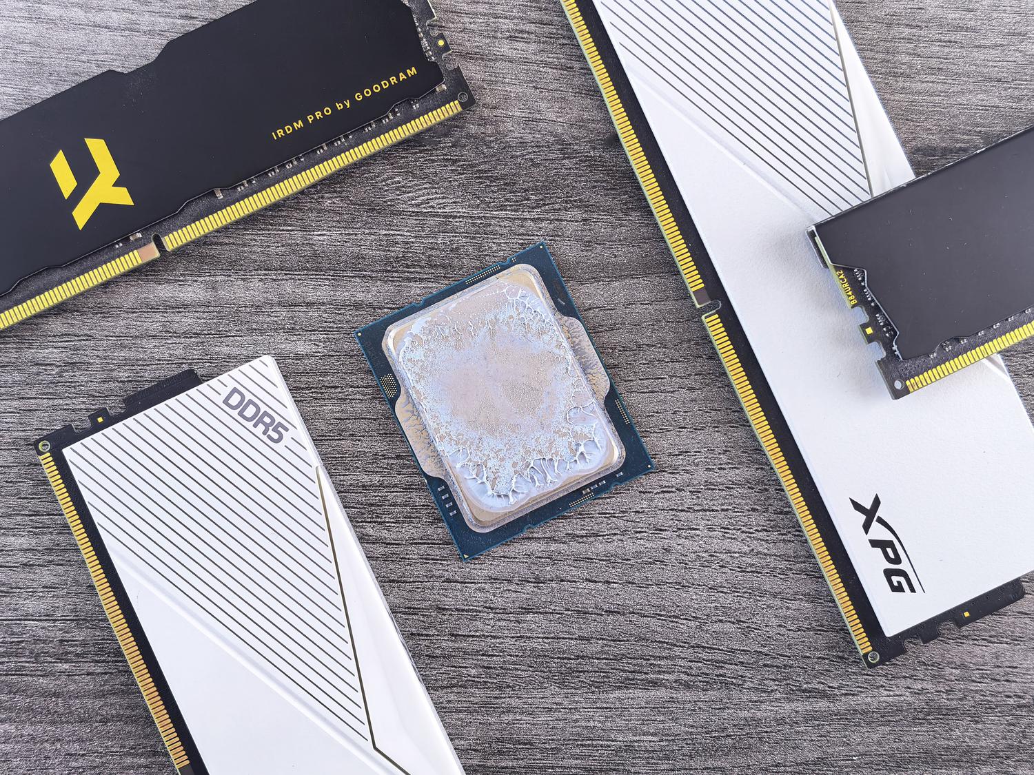 Módulos de memoria RAM DDR5 modernos sobre una superficie de madera
