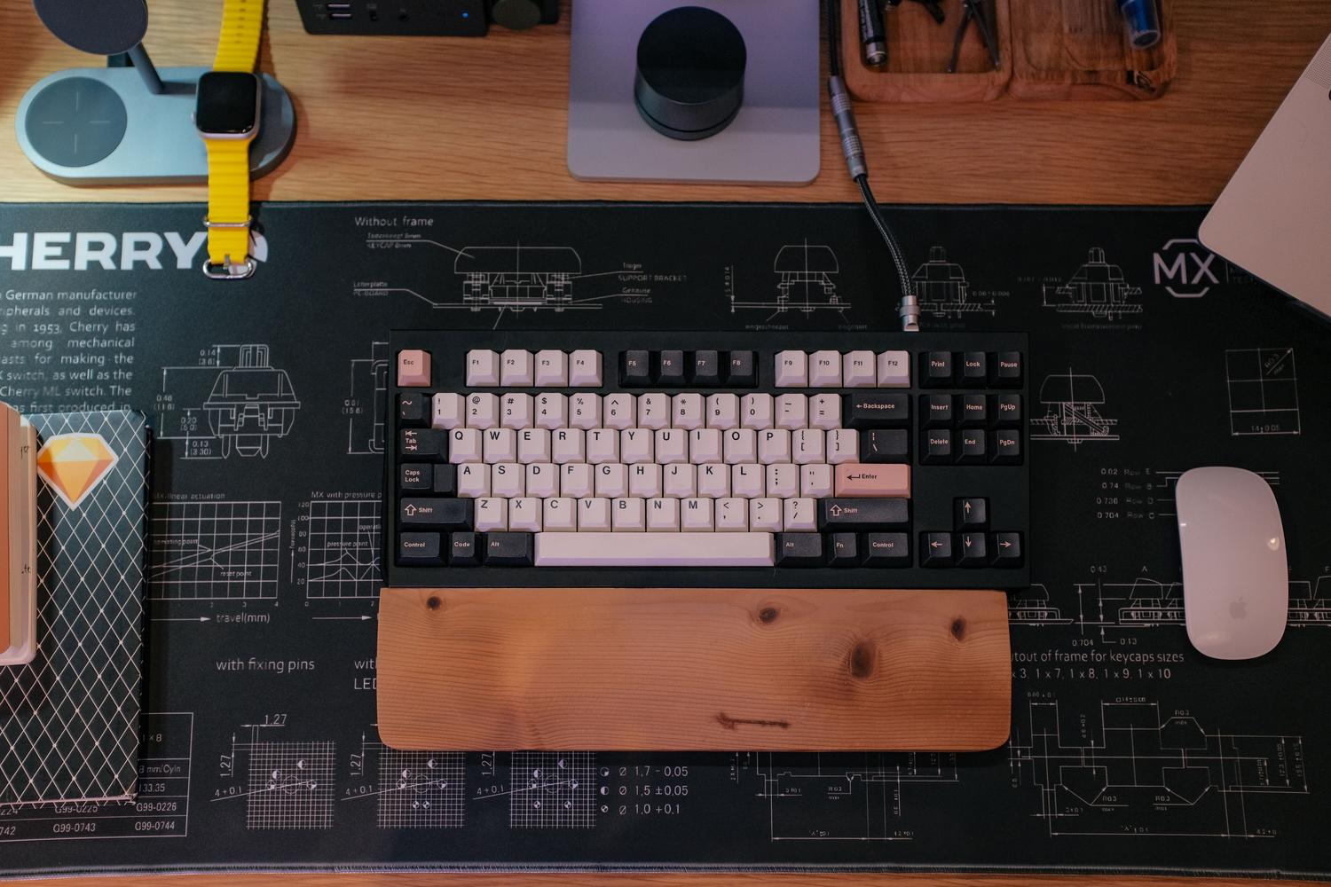 Espacio de trabajo moderno y limpio con un teclado mecánico personalizado perfectamente mantenido.