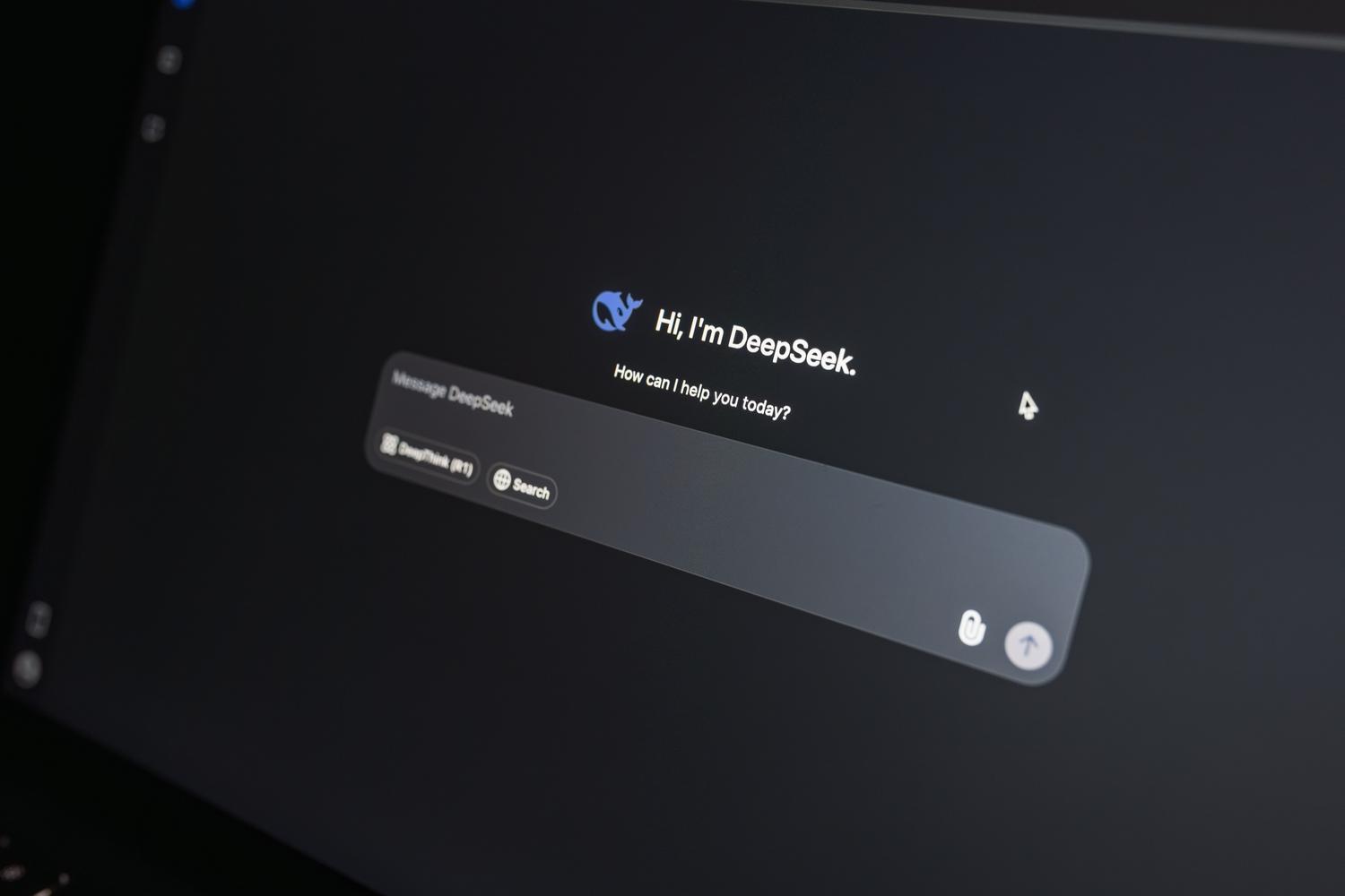 Interfaz de un asistente de IA en la pantalla de un portátil, ejemplificando la aplicación práctica y el resultado del proceso de ajuste fino (fine-tuning) de un modelo fundacional.
