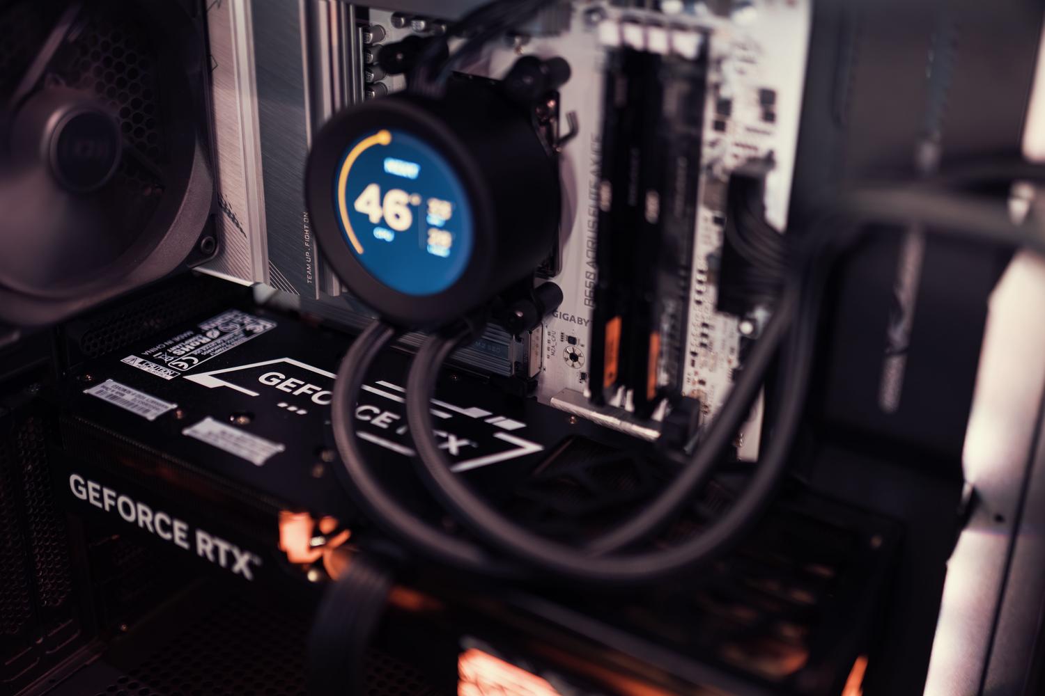 Interior de un ordenador gaming de gama alta con monitorización de temperatura en el enfriador y una tarjeta gráfica NVIDIA GeForce RTX. Interior de un ordenador gaming de gama alta con monitorización de temperatura en el enfriador y una tarjeta gráfica NVIDIA GeForce RTX.