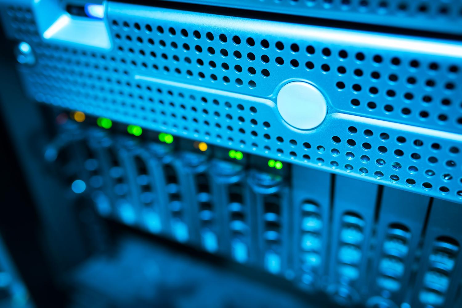 Detalle de racks de servidores con luces LED indicadoras en un centro de datos.