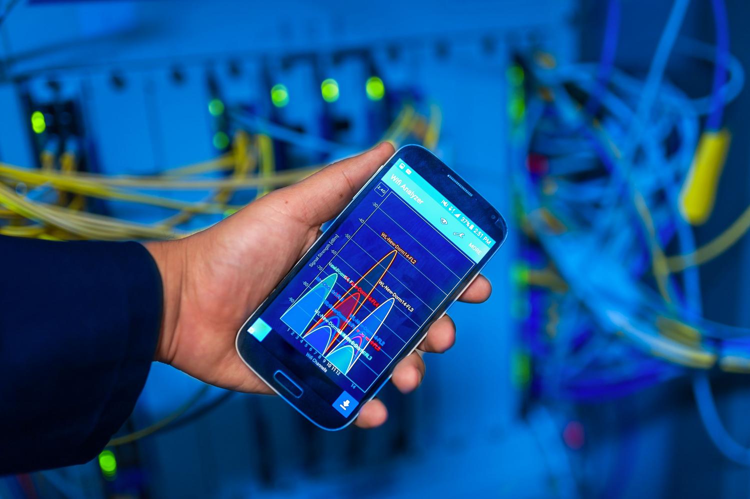 Uso de smartphone para el monitoreo remoto y recepción de alertas de red en un data center Uso de smartphone para el monitoreo remoto y recepción de alertas de red en un data center