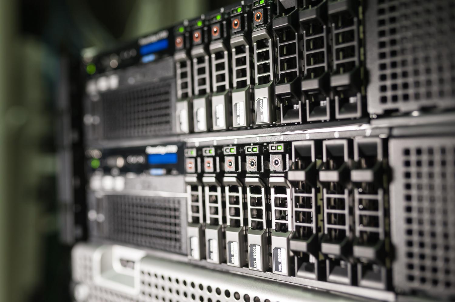 Detalle de hardware de servidores empresariales en un rack de centro de datos Detalle de hardware de servidores empresariales en un rack de centro de datos