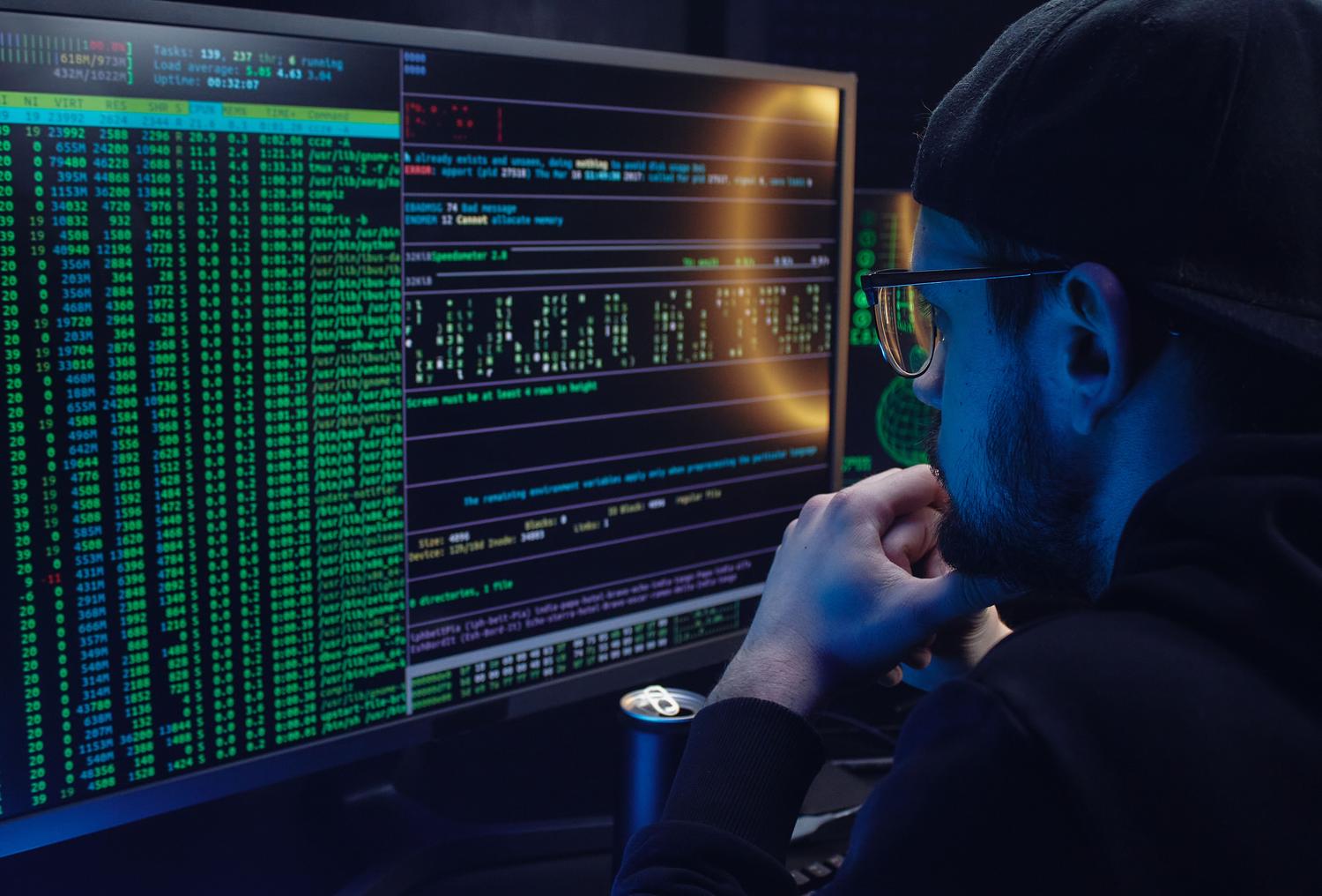 Programador configurando un servidor Linux mediante una terminal con métricas del sistema Programador configurando un servidor Linux mediante una terminal con métricas del sistema