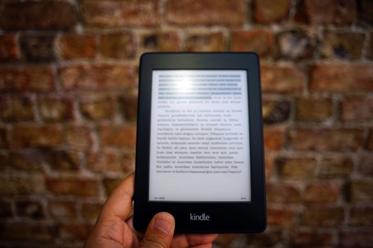 Detalle de un lector de libros electrónicos Kindle, ilustrando el dispositivo final donde se consumen los ebooks.