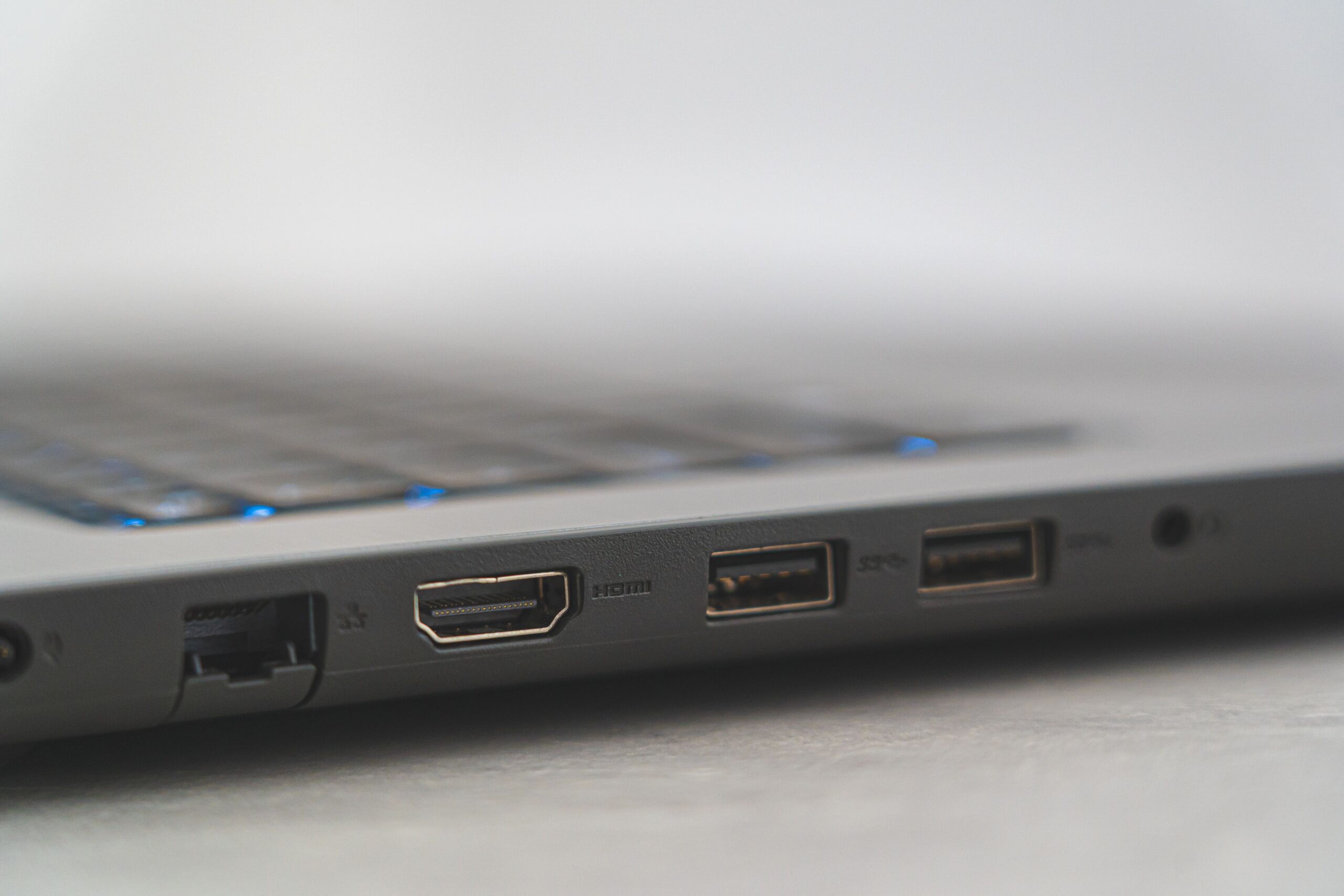 Vista detallada de los puertos de un dispositivo electrónico, incluyendo el puerto HDMI, destacando la conectividad.