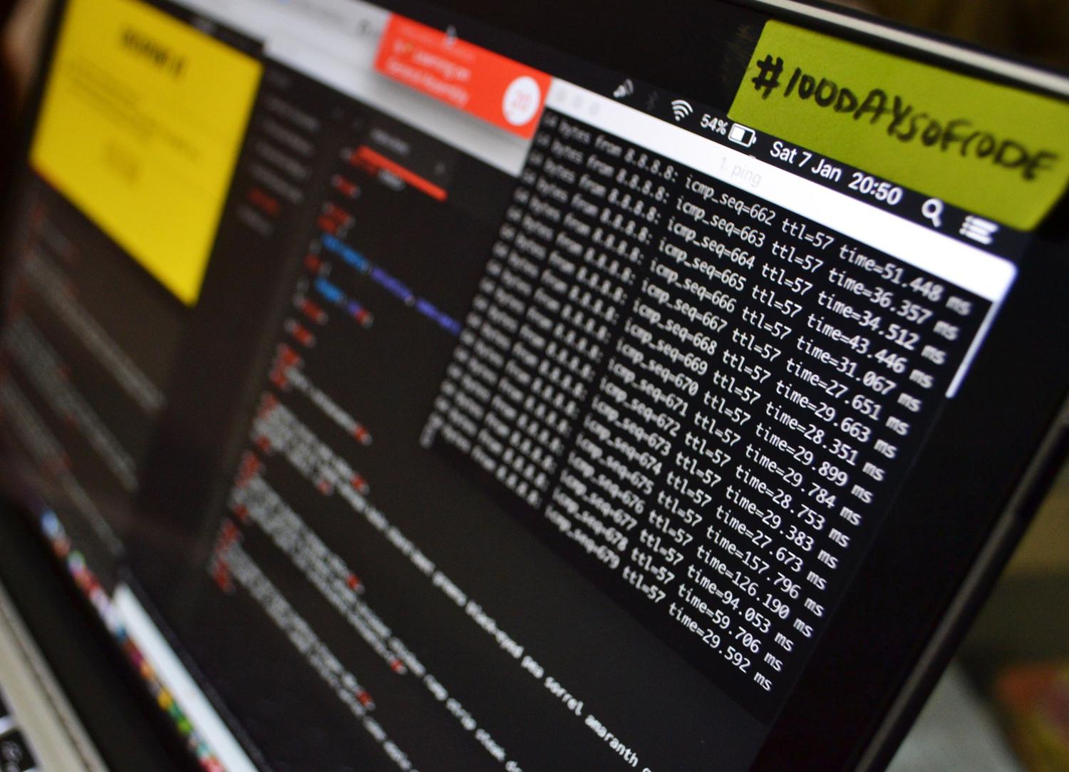 Escritorio de desarrollador con una terminal ejecutando comandos técnicos y un editor de código al fondo.