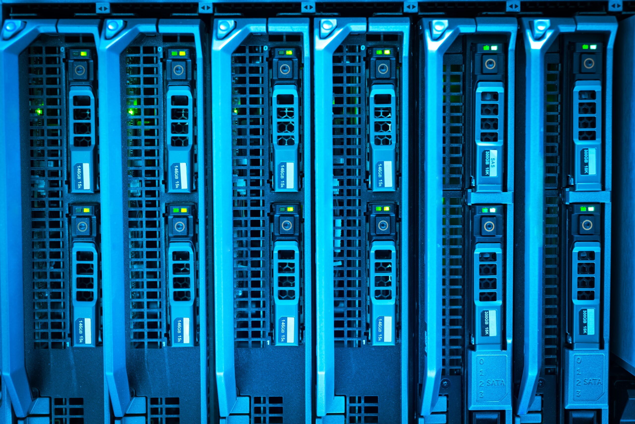 Racks de servidores iluminados en un centro de datos moderno, representando la infraestructura de IA.
