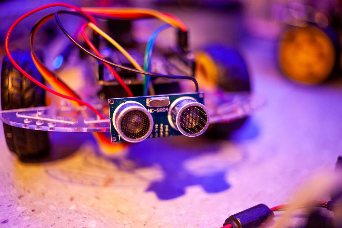 Detalle técnico de los sensores y el cableado de un vehículo robótico programable