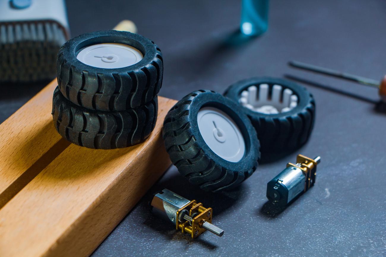 Componentes de un kit de robótica, incluyendo motores de corriente continua y ruedas