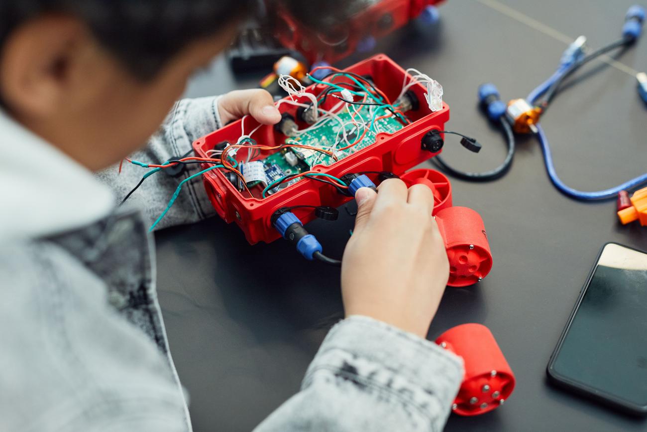 Niño aprendiendo robótica mediante el montaje de un prototipo electrónico