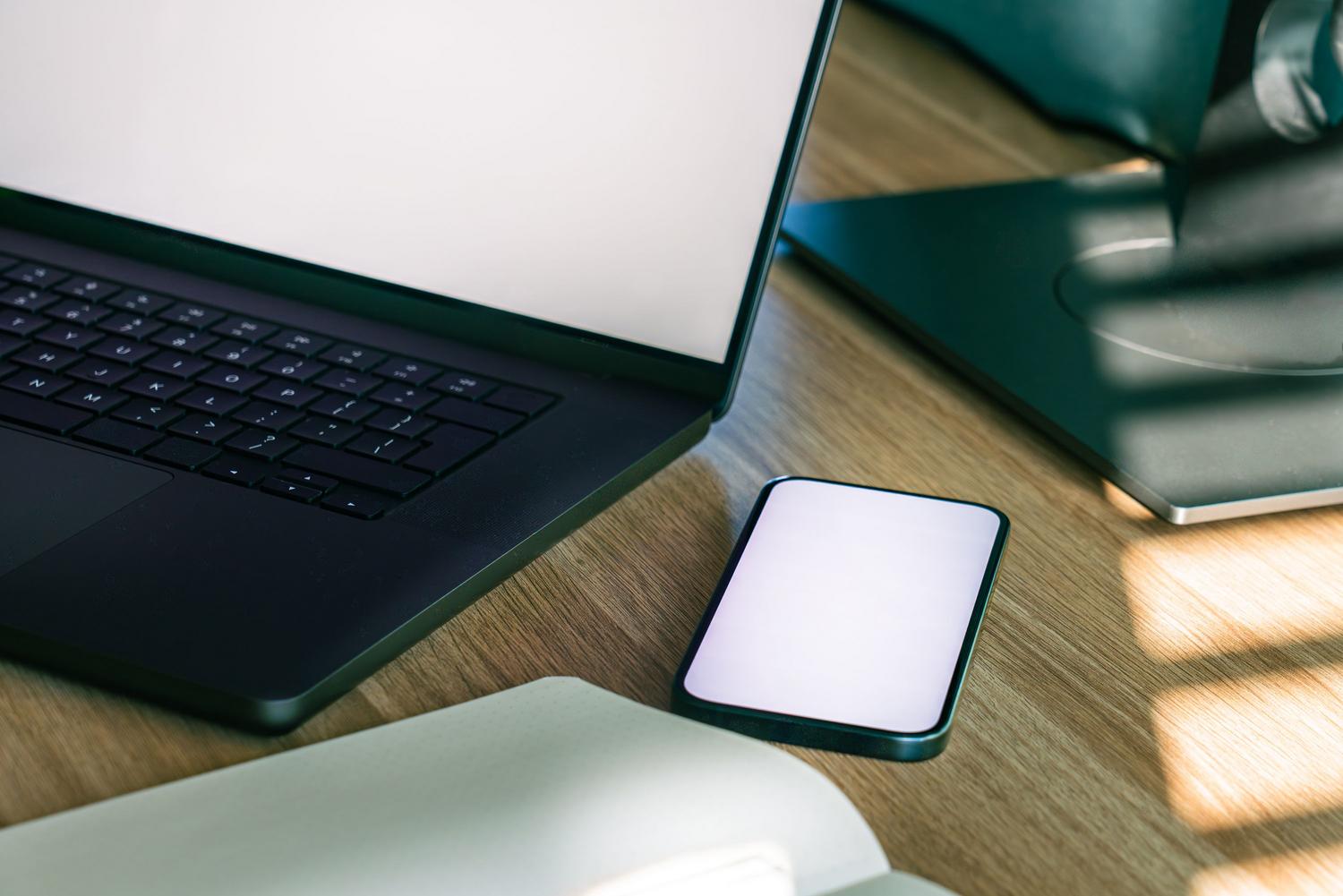 Kaasaegne digitaalne tööruum sünkroniseeritud sülearvuti ja mobiiltelefoniga. Kaasaegne digitaalne tööruum sünkroniseeritud sülearvuti ja mobiiltelefoniga.