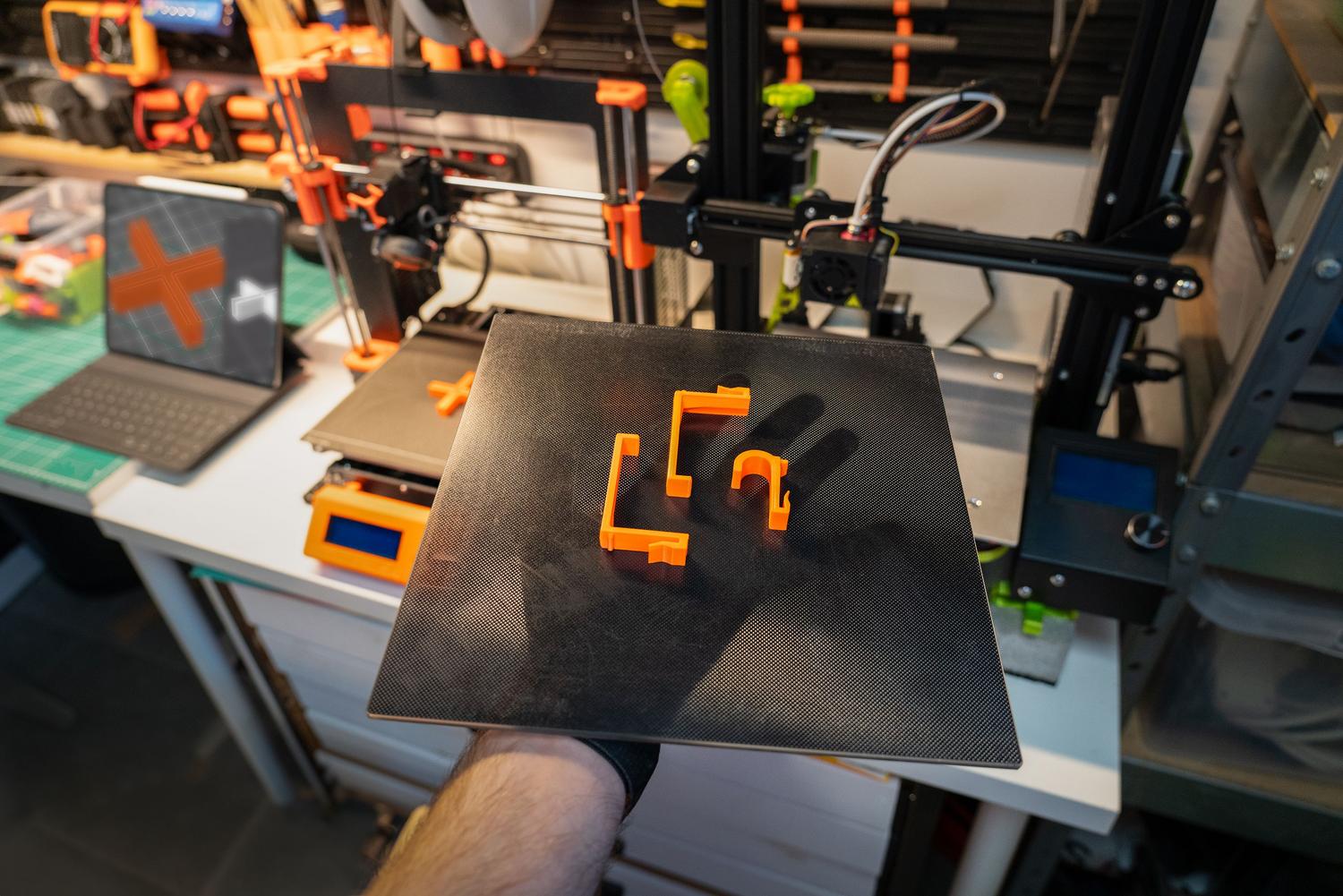 Piezas plásticas impresas en 3D terminadas en un entorno de taller maker Piezas plásticas impresas en 3D terminadas en un entorno de taller maker