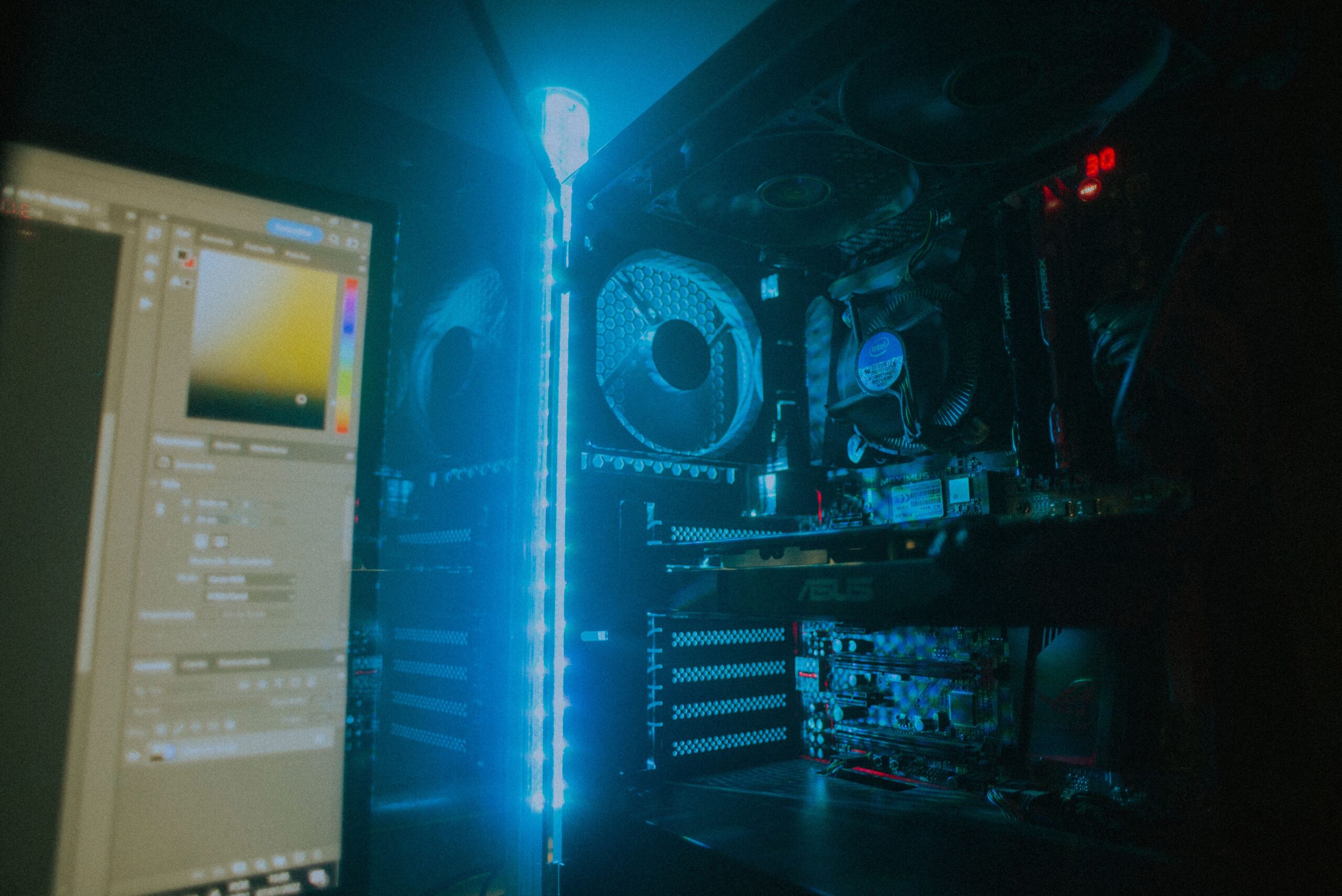 Primer plano de los ventiladores iluminados del interior de una torre de PC, ilustrando la importancia de la refrigeración para evitar el thermal throttling.