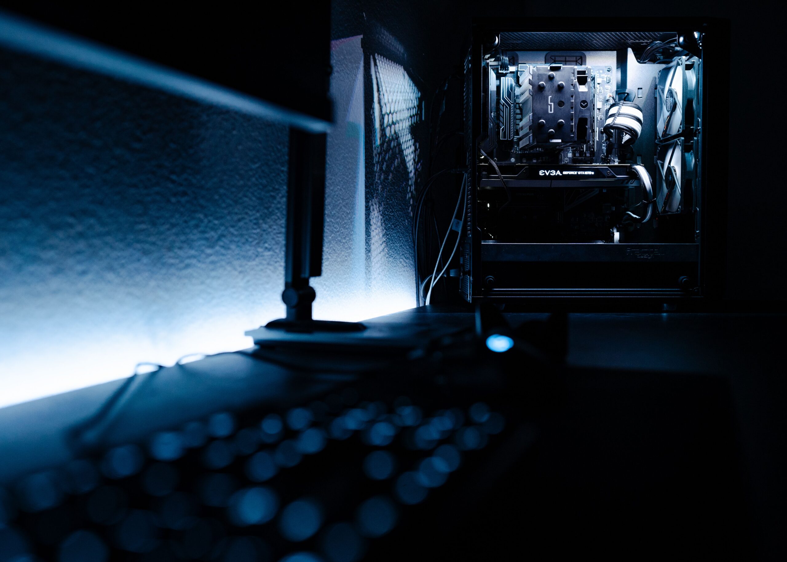 Equipo informático de alta gama en un ambiente oscuro con iluminación profesional, representando la optimización de hardware.