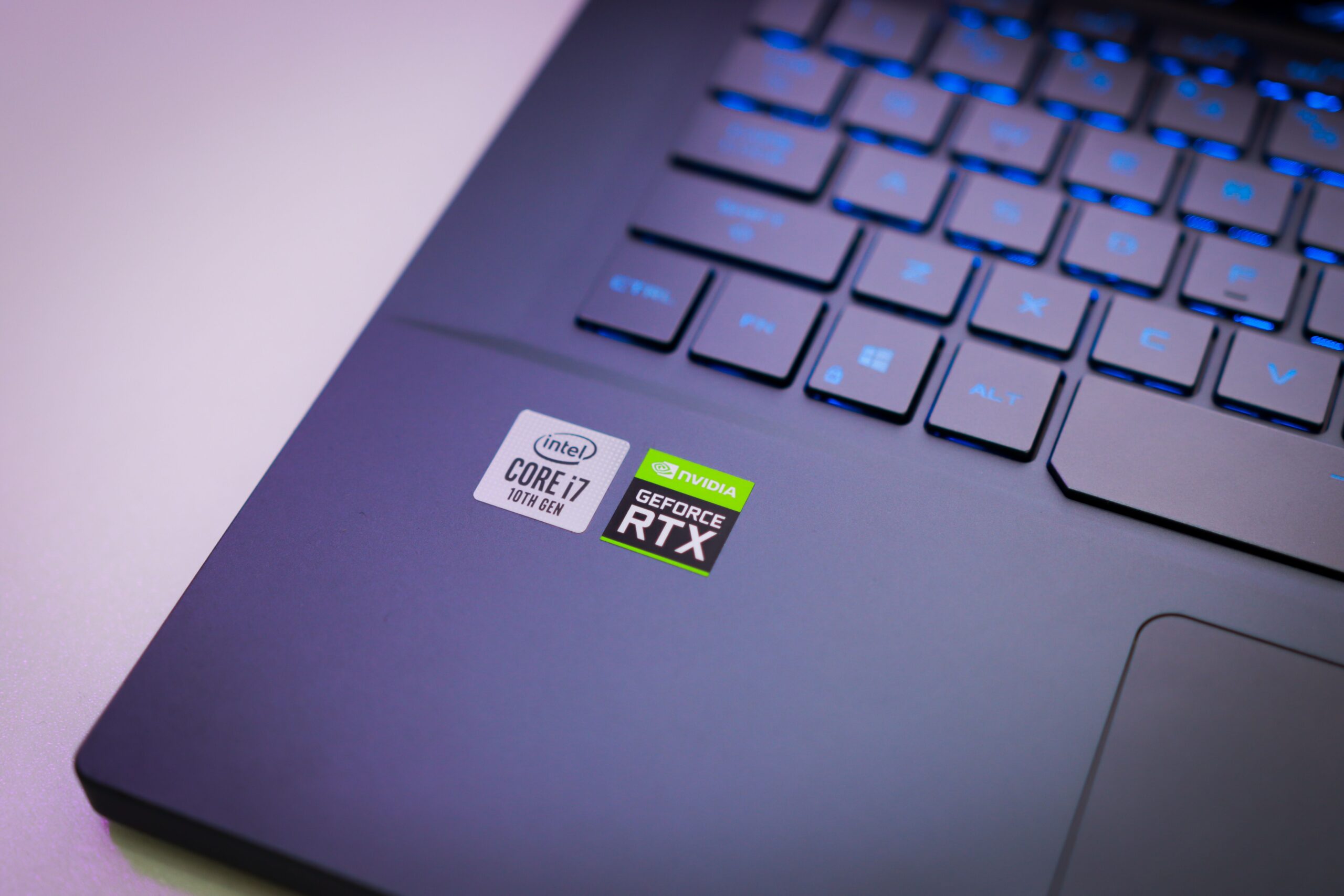 Detalle de un portátil gaming con pegatinas de Intel Core i7 y NVIDIA GeForce RTX, destacando el hardware a monitorizar.