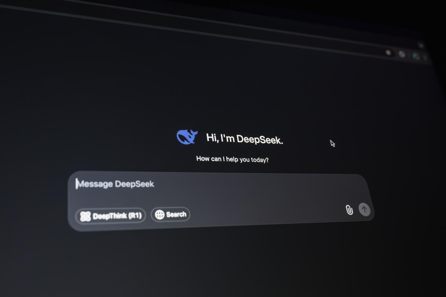 Interfaz de chat de inteligencia artificial en modo oscuro, representando el uso de bots de IA sin registro. Interfaz de chat de inteligencia artificial en modo oscuro, representando el uso de bots de IA sin registro.