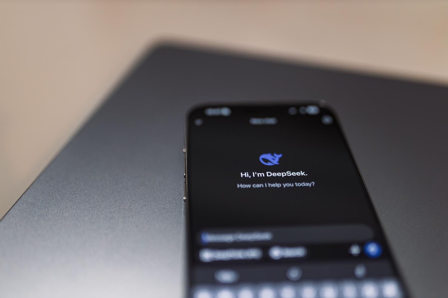 Smartphone mostrando una aplicación de asistente de inteligencia artificial, destacando el acceso móvil a la IA. Smartphone mostrando una aplicación de asistente de inteligencia artificial, destacando el acceso móvil a la IA.