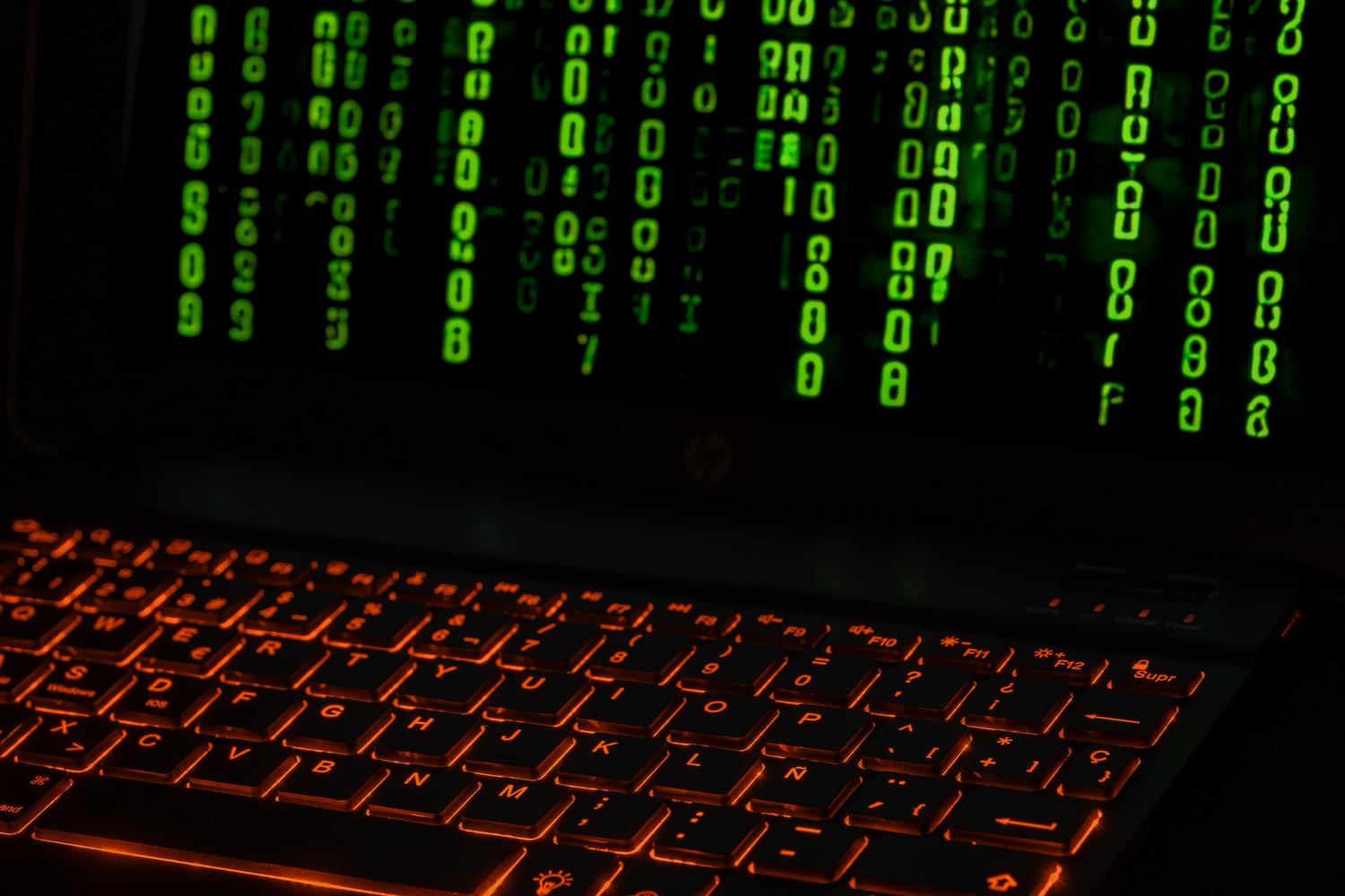Teclado de ordenador iluminado y código digital en pantalla, ilustrando la instalación de modelos de IA locales. Teclado de ordenador iluminado y código digital en pantalla, ilustrando la instalación de modelos de IA locales.