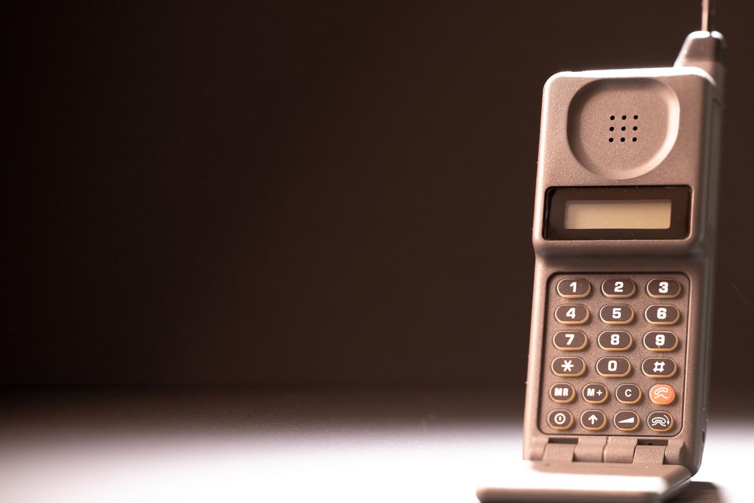 Primer plano de un teléfono móvil antiguo con teclado físico, representando el hardware que puede ser reutilizado como altavoz.