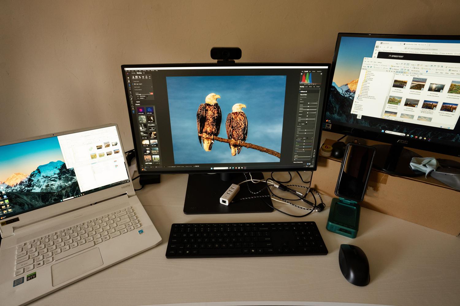 Configuración profesional de escritorio con portátil y doble monitor. Configuración profesional de escritorio con portátil y doble monitor.