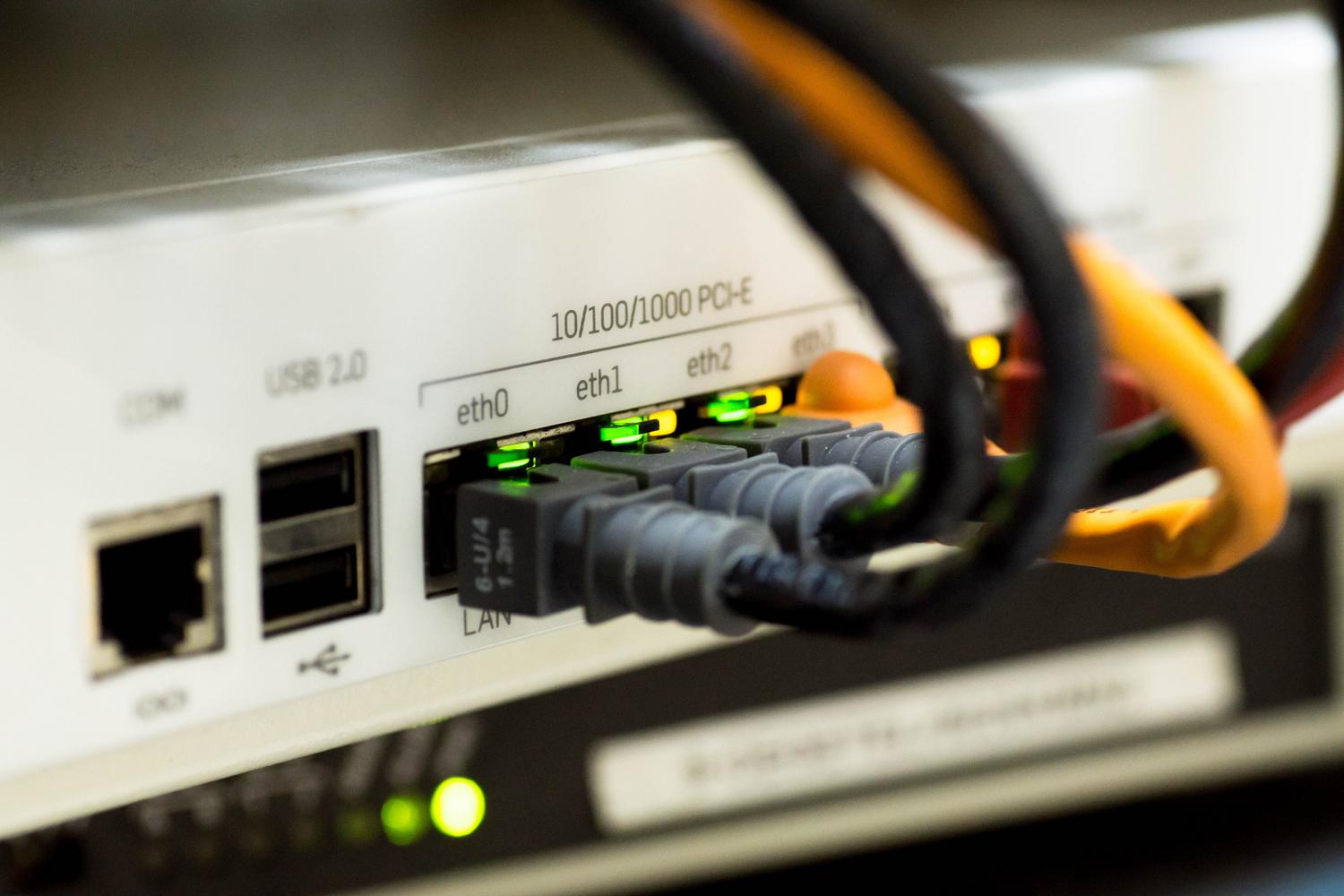 Primer plano de puertos Ethernet y cables de red conectados en un dispositivo de red
