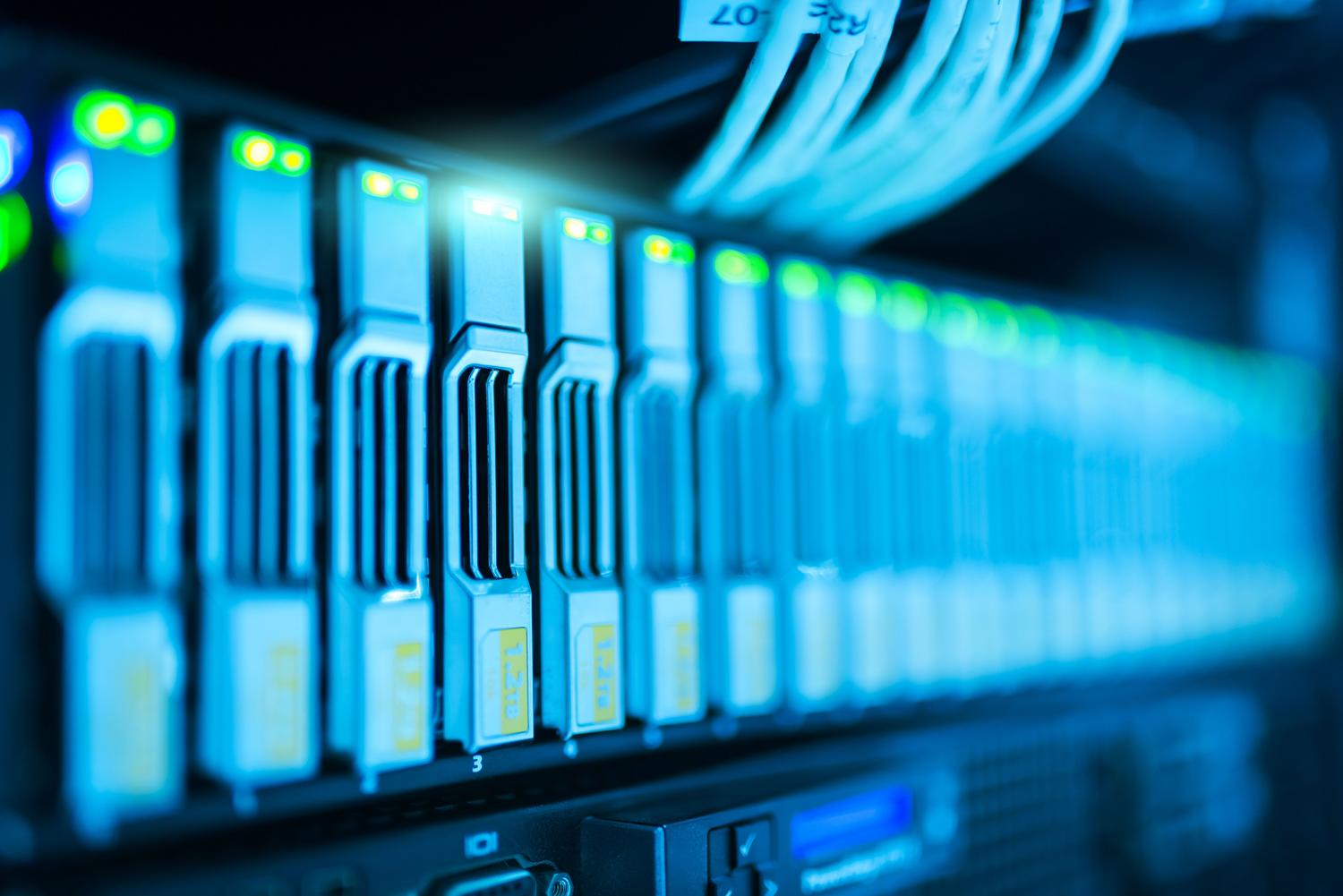 Detalle de bahías de almacenamiento en un rack de servidor profesional, ilustrando la capacidad de datos requerida para modelos de lenguaje a gran escala.