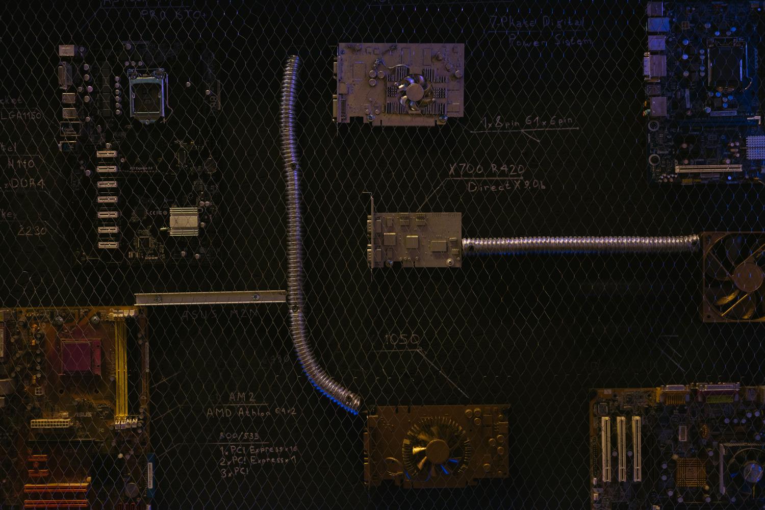 Composición artística de placas de circuitos y cables que simboliza el hardware y la arquitectura de los procesadores de IA.
