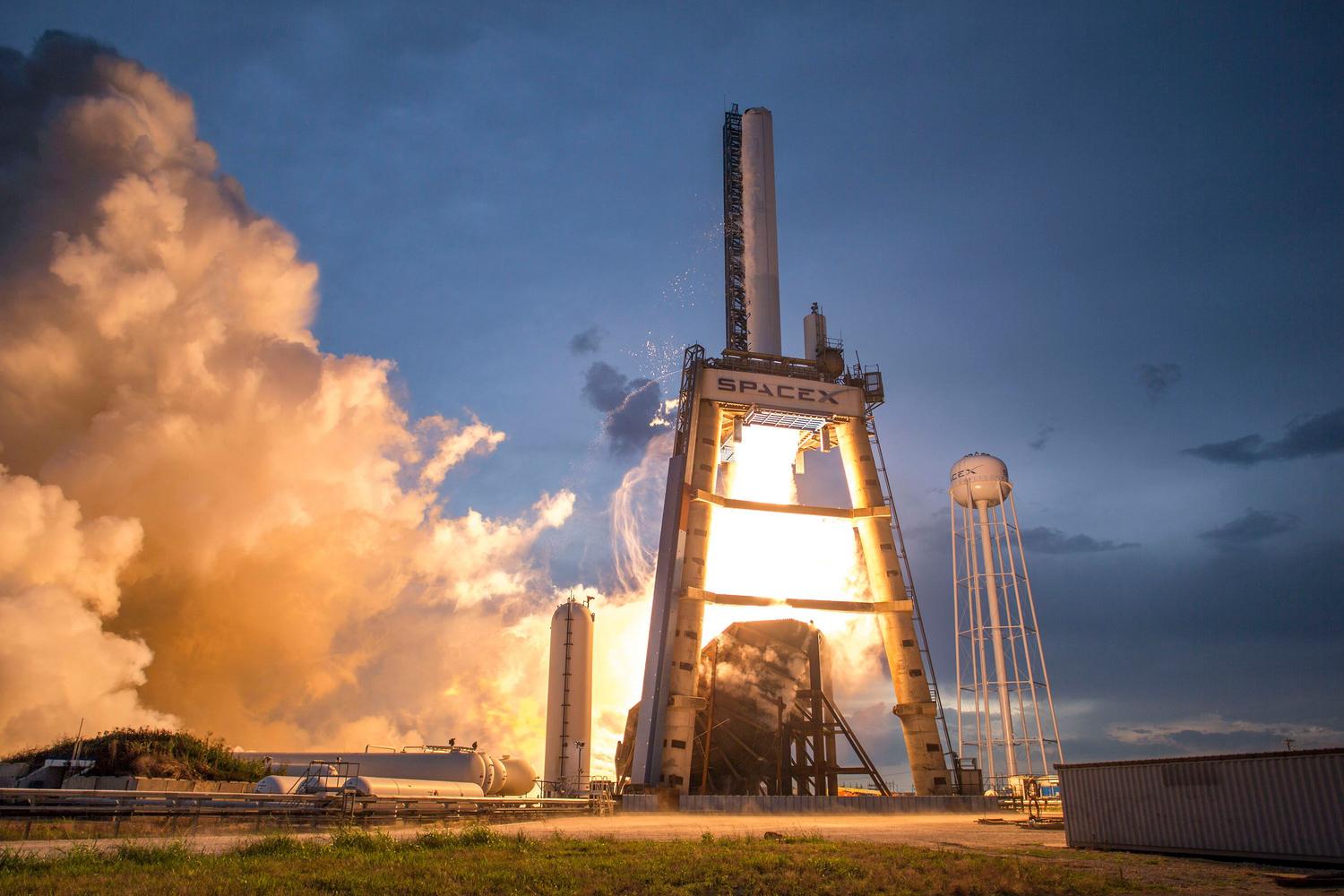 Lanzamiento espectacular de un cohete de SpaceX contra un cielo crepuscular, representando la innovación y el poder de la empresa aeroespacial. Lanzamiento espectacular de un cohete de SpaceX contra un cielo crepuscular, representando la innovación y el poder de la empresa aeroespacial.