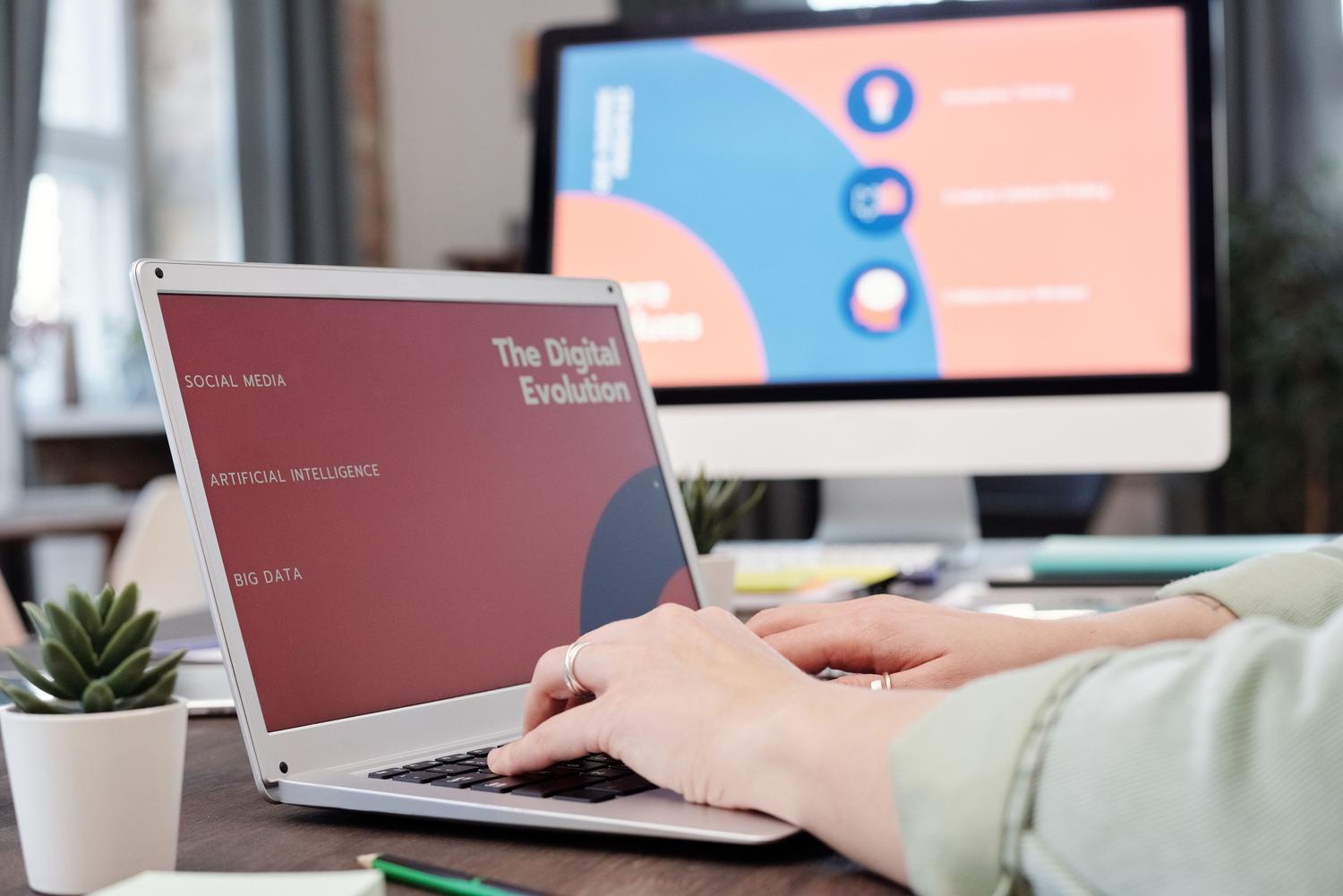 Laptop mostrando una presentación sobre 'La Evolución Digital', simbolizando el proceso de transformación tecnológica en las empresas.